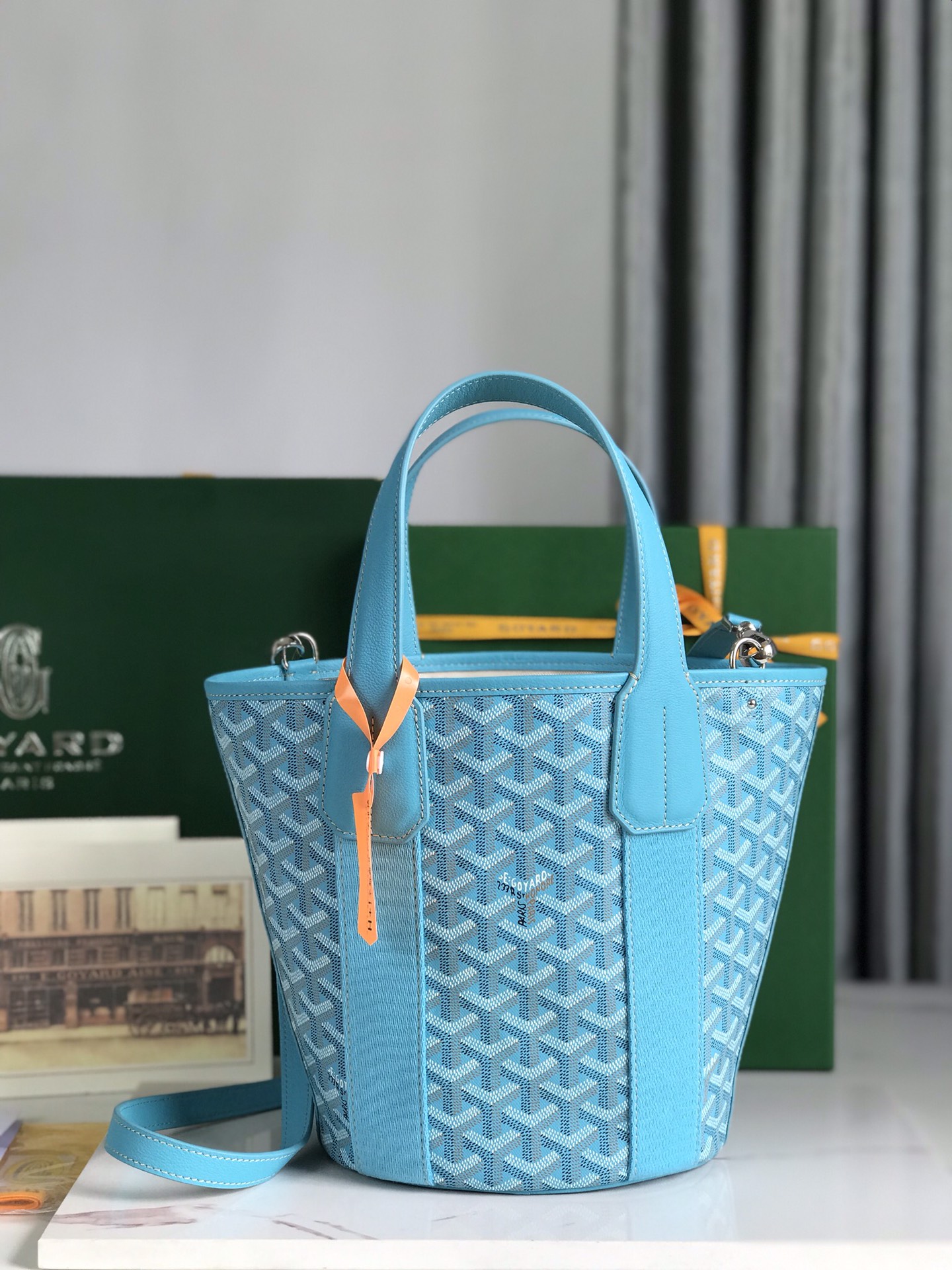 NO:201982,,Exclusive Background MaisonGoyard > Turquoise blue, like the lagoon of the southern ocean Goyard captures this dreamy tone and applies it to the Belharra Beach Bag This special edition bag can be easily controlled whether on the beach or on the city roads. In addition to this unique color, this bag also comes in an unprecedented small size. Size 18*14 (bottom width) *24 (height) 10, Goya19860909,独家背景 MaisonGoyard > 绿松石般的蓝色,如同南部海洋的环礁湖 Goyard 捕捉到了这一梦幻色调,并将其运用到 Belharra 沙滩包 无论是在沙滩上还是城市道路上,这款特别版的包袋都能轻松驾驭.除了这独一无二的颜色,这款包袋还推出了前所未有的小号尺寸 尺寸18*14(底宽) *24（高度） 10,戈雅,Bag