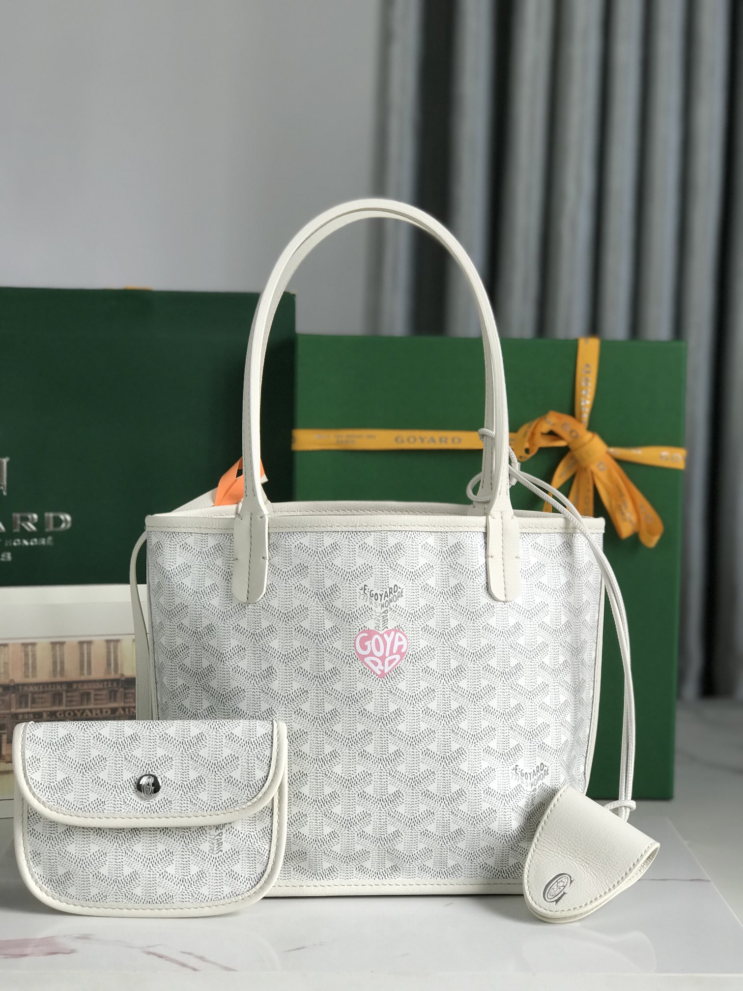 NO:184448,Genuine grade Original Anjou Mini Limited custom love model - white/pink heart double-sided mini Tote The patterned surface adopts customized high-quality rain dew hemp that is consistent with ZP, and then coated with glossy gum and aldose [Smart] The grain texture is comparable to ZP, achieving a feeling that is light and subtle, the leather surface is the top layer of calfskin flexible and untouched hand. With customized painting, one bag can be carried out in three styles, delivery bag decoration double clip gift box upgrade manual Size bag mouth 28cm, bottom 20*height 20*10cm bottom width 020660, special Goya, cowhide19860909正品级 原厂 Anjou Mini 限量定制爱心款——白/粉心 双面mini 托特 花纹面采用与ZP一致的定制高品雨露麻,再涂上光面的树胶醛醣 [机智]颗粒质感与ZP相媲美,达到一种似光又亚的感觉皮面为头层小牛皮柔韧不剌手 加上定制彩绘,一个包可背出三种风格,配送包饰包夹礼品盒升级版说明书 尺寸Size袋口28cm、底20*高20*底宽10cm 020660,特级戈雅,cowhide,Bag