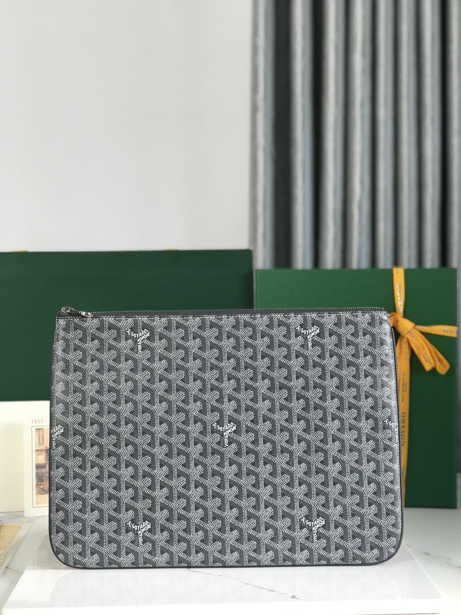 NO:184572,Genuine grade Original SENAT clutch MGM size is the same as A4 paper size, can be used as a file bag, can be placed in iPad or various daily use, and a card slot is set inside. MGM size 36*26*0.5cm 020167, Super Goya, handbag19860909正品级  原厂 SENAT手拿包MGM尺寸同A4纸大小,可用作文件袋,可放ipad或各种日常使用,内部设置了一个卡位. MGM尺寸36*26*0.5cm 020167,特级戈雅,handbag,Bag