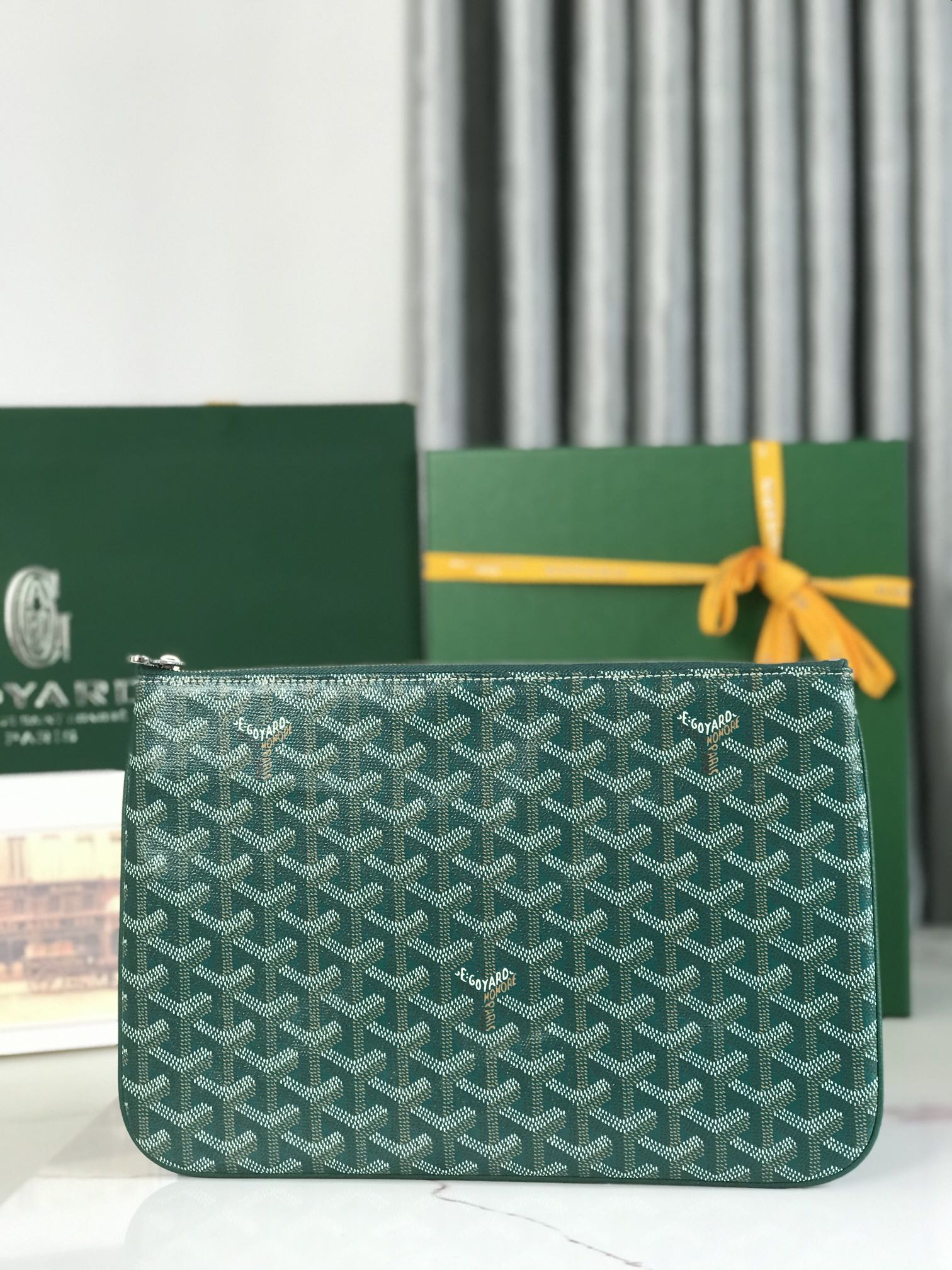 NO:184588,Genuine grade Original SENAT medium clutch bag can be placed inside the handbag for storage of items in the bag, or as a daily clutch bag. This clutch bag adopts a zipper closure design, and a card bag is designed inside, which is fully functional. Medium size30*0.6*20 (cm) 020168, Super Goya, handbag19860909正品级  原厂 SENAT中号手拿包可放进手袋内部用于收纳包中的物品,或作为日常的手拿包.这款手拿包采用拉链闭合设计,内部设计了一个卡袋,功能齐全. 中号size30*0.6*20（cm） 020168,特级戈雅,handbag,Bag