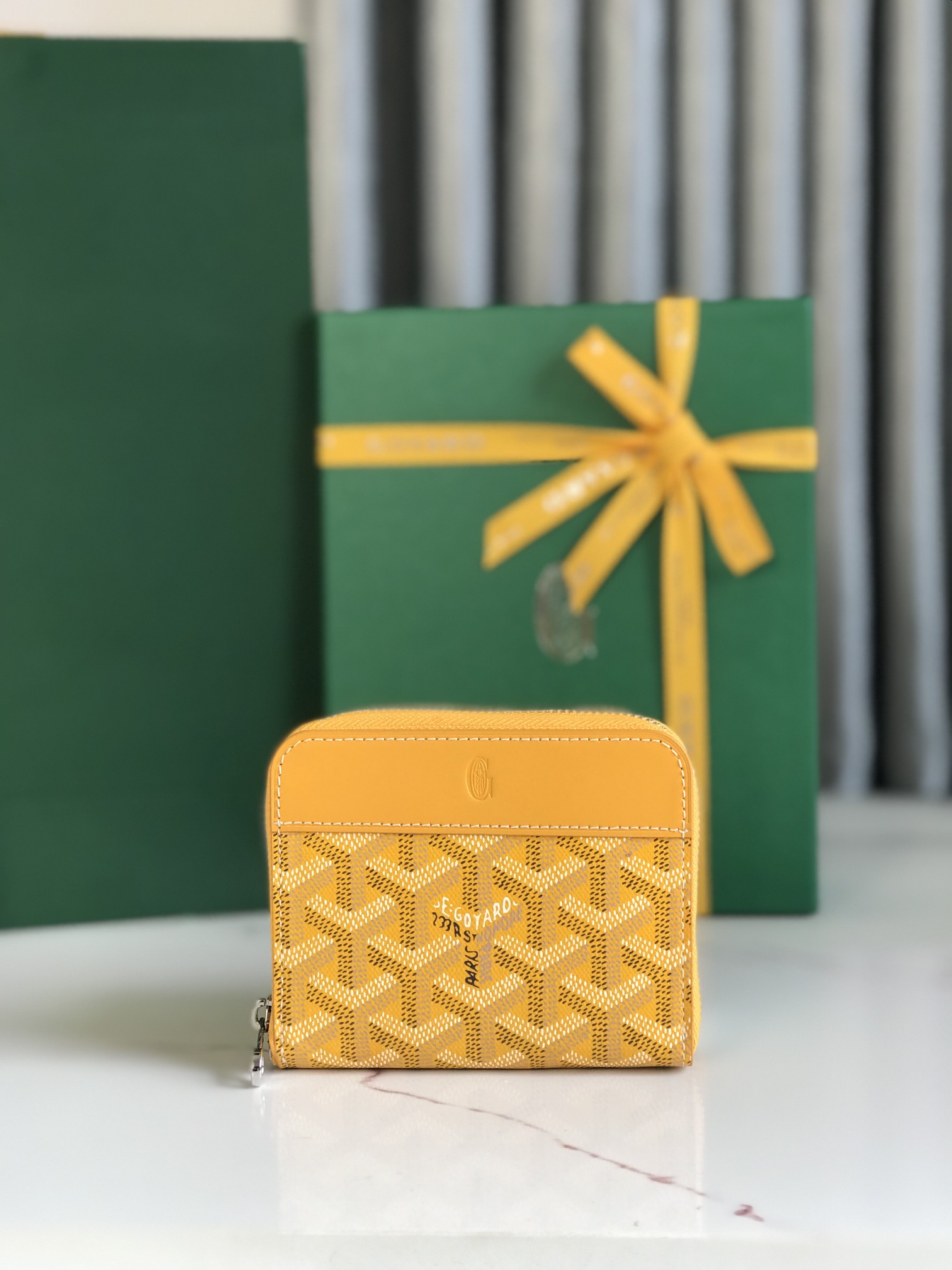 NO:184595,Genuine grade original leather MATIGNON MINI coin wallet adopts a fully zippered opening and closing design. The middle compartment can store coins, and its internal patch pocket can be inserted into cards or small documents. It is exquisite, compact and practical, and the banknotes are folded in half and easily placed. One square change and one square banknote also comes with 6 card mezzanine. The smooth zipper design helps you lock your wealth size 11.5*9.5 (cm) 020605, Super Goya, wallets19860909正品级 原厂皮 MATIGNON MINI零钱包采用全拉链开合设计.其中部隔层可存放硬币,而其内部贴袋可插入卡片或小证件. 精致小巧实用性还特别好,钞票对折轻松放 一格零钱一格钞票还自带6个卡片夹层 顺滑的拉链设计帮你把财富锁紧 size11.5*9.5（cm） 020605,特级戈雅,wallets,Bag