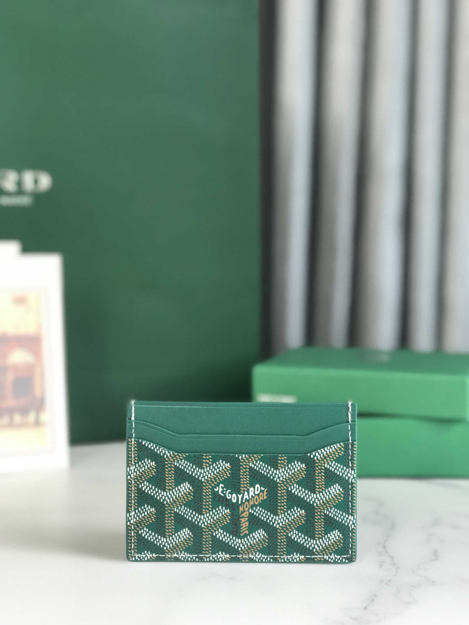 NO:211413,SAINT-SULPICE classic double-sided insertion bag card clip, the design is small and compact, with a total of 5 insertion positions, and the pocket in the middle can store cards, documents or folded banknotes. The compact design is just right for putting it in a jacket or pants pocket. It is practical and lightweight, suitable for light travel!  size10.5*7.3 (cm) 020601, Goya, loro piana, saint laurent, jackets & coats19860909SAINT-SULPICE经典双面插袋卡夹,设计小巧紧凑,共有5个插卡位置,其中部口袋可存放卡片、证件或折叠的纸钞.袖珍小巧的设计正好适合放入夹克或裤子口袋.实用轻便,适合轻装出行！ size10.5*7.3（cm） 020601,戈雅,loro piana,saint laurent,jackets & coats,Bag