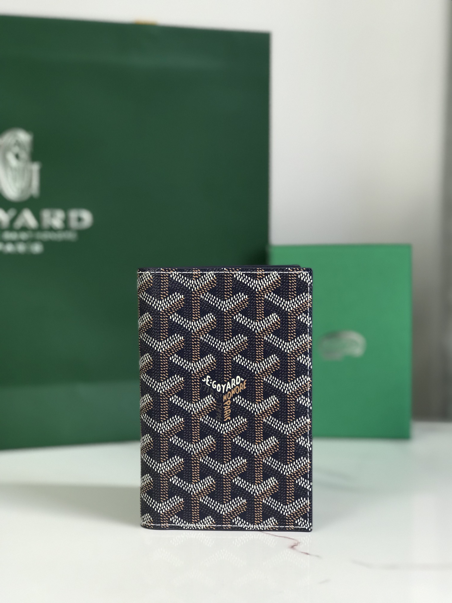NO:201609,Goyard Passport clip A must-have item for fashion travel G0YARD (Goya) was founded in 1853 and has a history of more than 160 years. The fabric is mixed with hemp, cotton and hemp fiber and then coated with glossy gum aldose. It is waterproof, strong and durable. It is popular among celebrities, royal families and nobles. Customized glossy leather with exclusive wallets diagonal needles and threads. The interior is perfect for custom-made top cowhide [non-superficial non-second-layer leather] Size 10*14.2cm 020608, Goya, wallets, cowhide19860909Goyard 护照夹  时尚出行必备单品 G0YARD（戈雅）成立于1853年,已超过160年的历史,面料以麻,棉及大麻纤维混合织成后再涂上光面的树胶醛醣,防水,结实,耐用,备受明星,王室,贵族的热捧 使用专属钱包的对版定制光面皮对角针线完美内部黄色部分为对版定制头层牛皮【非超纤非二层皮】 尺寸 10*14.2cm 020608,戈雅,wallets,cowhide,Bag