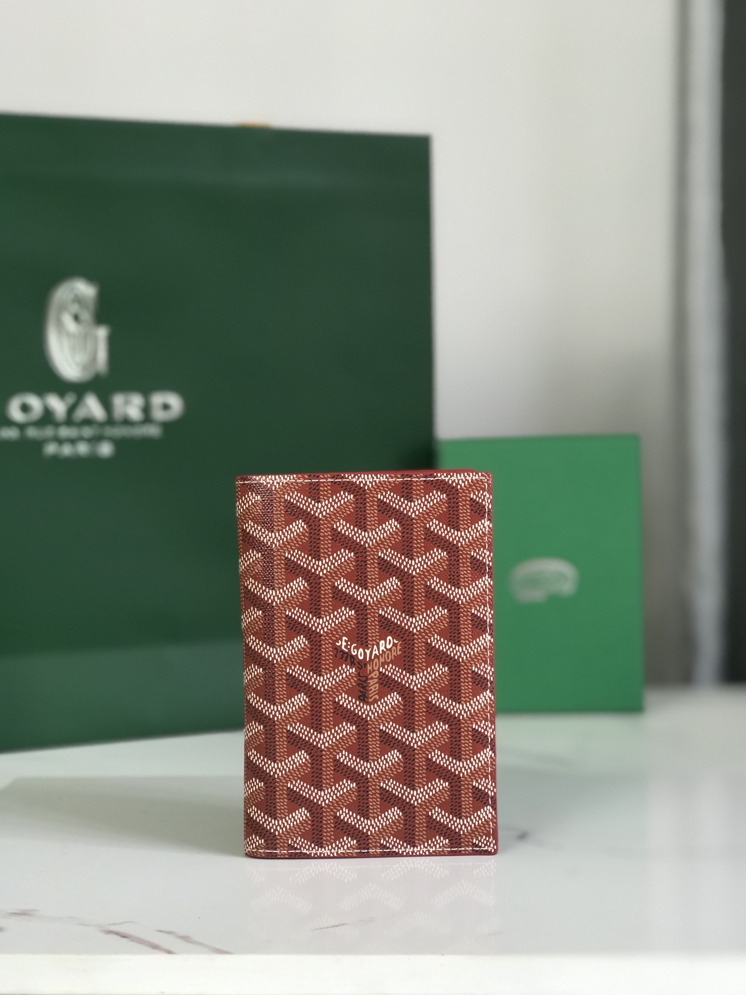 NO:673477,Goyard passport holder is a must-have item for fashionable travel. G0YARD (Goya) was founded in 1853 and has a history of more than 160 years. The fabric is woven with a mixture of linen, cotton and hemp fibers and then coated with glossy gum aldehyde. It is waterproof, strong and durable. It is popular among celebrities, royal families and nobles. The exclusive wallet is made of matching custom-made glossy leather with perfect diagonal stitching. The inner yellow part is a matching custom-made first-layer cowhide [not super fiber, not split leather]. Size 10*14.2cm 020608,Goya wallet,wallets,cowhide19860909Goyard 护照夹  时尚出行必备单品 G0YARD（戈雅）成立于1853年,已超过160年的历史,面料以麻,棉及大麻纤维混合织成后再涂上光面的树胶醛醣,防水,结实,耐用,备受明星,王室,贵族的热捧 使用专属钱包的对版定制光面皮对角针线完美内部黄色部分为对版定制头层牛皮【非超纤非二层皮】 尺寸 10*14.2cm 020608,戈雅钱包,wallets,cowhide,欧美剧