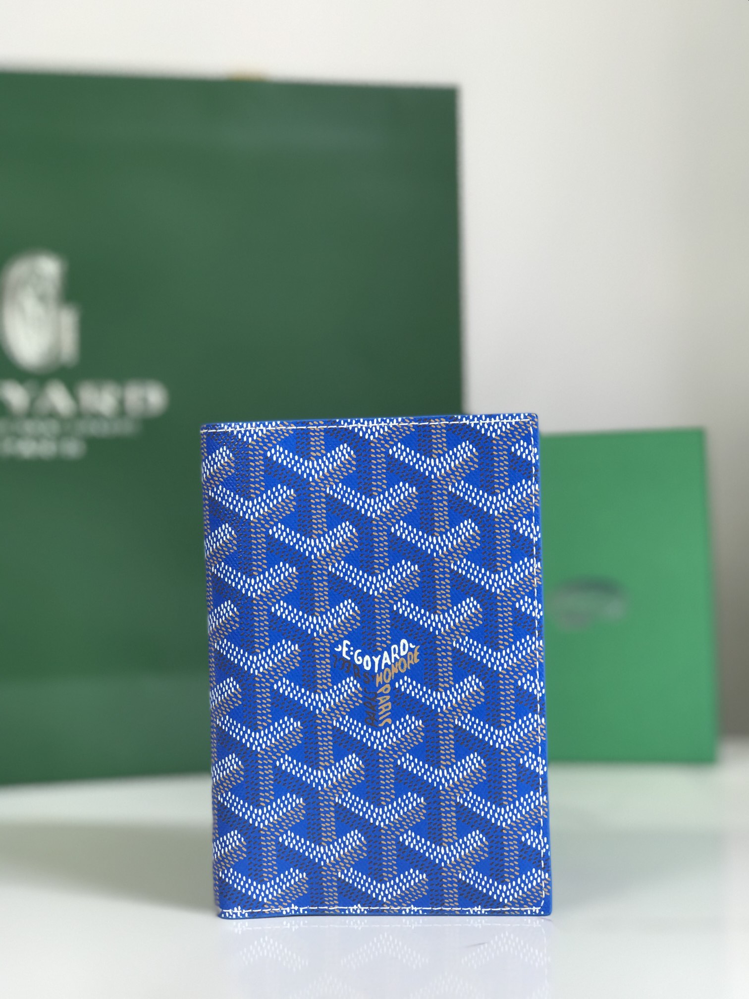 NO:718369,Goyard passport holder is a must-have item for fashionable travel. G0YARD (Goya) was founded in 1853 and has a history of more than 10 years. The fabric is woven with a mixture of linen, cotton and hemp fibers and then coated with glossy gum aldehyde. It is waterproof, strong and durable. It is very popular among celebrities, royal families and nobles. It uses an exclusive wallet with matching custom-made glossy leather and perfect diagonal stitching. The inner yellow part is a matching custom-made first-layer cowhide [not super fiber, not split leather]. Size 10*14.2cm 020608,goya wallet,wallets,cowhide19860909Goyard 护照夹  时尚出行必备单品 G0YARD（戈雅）成立于1853年,已超过年的历史,面料以麻,棉及大麻纤维混合织成后再涂上光面的树胶醛醣,防水,结实,耐用,备受明星,王室,贵族的热捧 使用专属钱包的对版定制光面皮对角针线完美内部黄色部分为对版定制头层牛皮【非超纤非二层皮】 尺寸 10*14.2cm 020608,戈雅钱包,wallets,cowhide,欧美剧