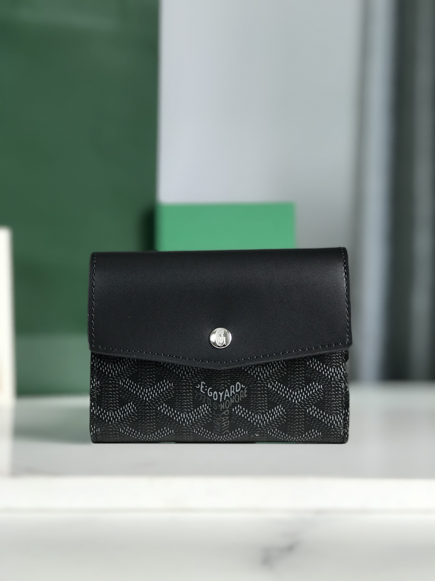 NO:201661,, Exclusive Background Dark Limited Shipping Saint-Gabriel is a unique envelope-shaped three-fold wallet made from Goyardine canvas with top layer calfskin. It is light and compact in form and has all the functions of a large wallet. 6 card slots, 2 pockets and banknote clips, which are easy to summarize and store. The packaging is light and compact, and can be easily carried with the bag. Inside goatskin lining Size 12×2.5×9.3CM 03, Goya, saint laurent, wallets, cowhide, sheepskin19860909,独家背景 暗黑限量出货 Saint-Gabriel 是由Goyardine 帆布配头层小牛皮精心制作而成的独特的信封状三折钱包,采用轻巧紧凑的形式,具备大型钱包的所有功能6个卡槽,2个口袋和纸币夹,方便归纳存取,包身轻便小巧,可轻松随包携带. 内部山羊皮衬里 尺寸size12×2.5×9.3CM 03,戈雅,saint laurent,wallets,cowhide,sheepskin,Bag