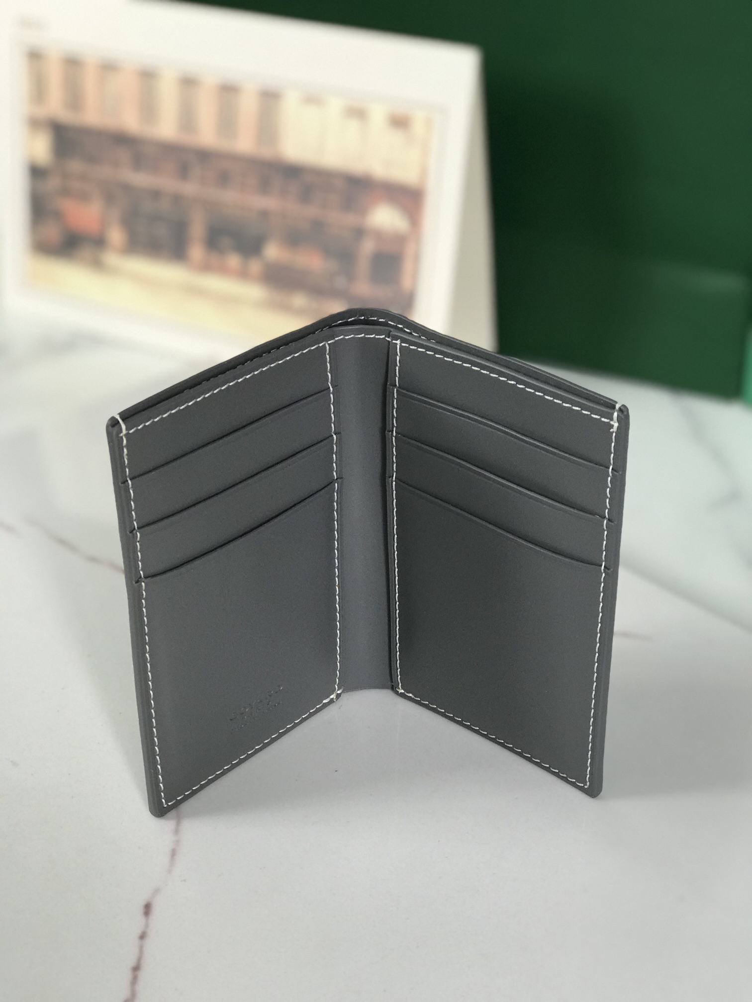 p200。💗 Goyard ♛  卡包 𝐂𝐚𝐫𝐝 𝐛𝐚𝐠  🏷日常搭配必备单品💳
SAINT-PIERRE卡夹的功能齐全，设有一个大尺寸纸钞袋，可以同时存放卡片、证件和钞票。袖珍小巧的设计正好适合放入夹克或裤子口袋。
 使用专属钱包的对版定制光面皮✅对角针线完美🧵✅内部黄色部分为对版定制头层牛皮【⚠️非超纤❌非二层皮❌】
size：11*1.5*7.5（cm）
🔍020609