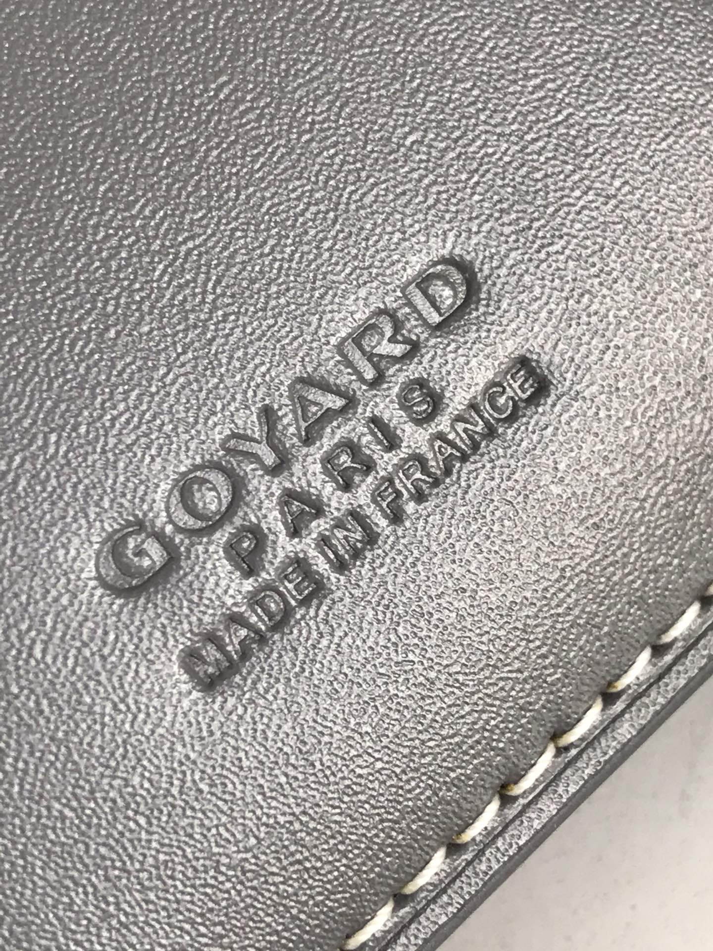 p200。💗 Goyard ♛  卡包 𝐂𝐚𝐫𝐝 𝐛𝐚𝐠  🏷日常搭配必备单品💳
SAINT-PIERRE卡夹的功能齐全，设有一个大尺寸纸钞袋，可以同时存放卡片、证件和钞票。袖珍小巧的设计正好适合放入夹克或裤子口袋。
 使用专属钱包的对版定制光面皮✅对角针线完美🧵✅内部黄色部分为对版定制头层牛皮【⚠️非超纤❌非二层皮❌】
size：11*1.5*7.5（cm）
🔍020609