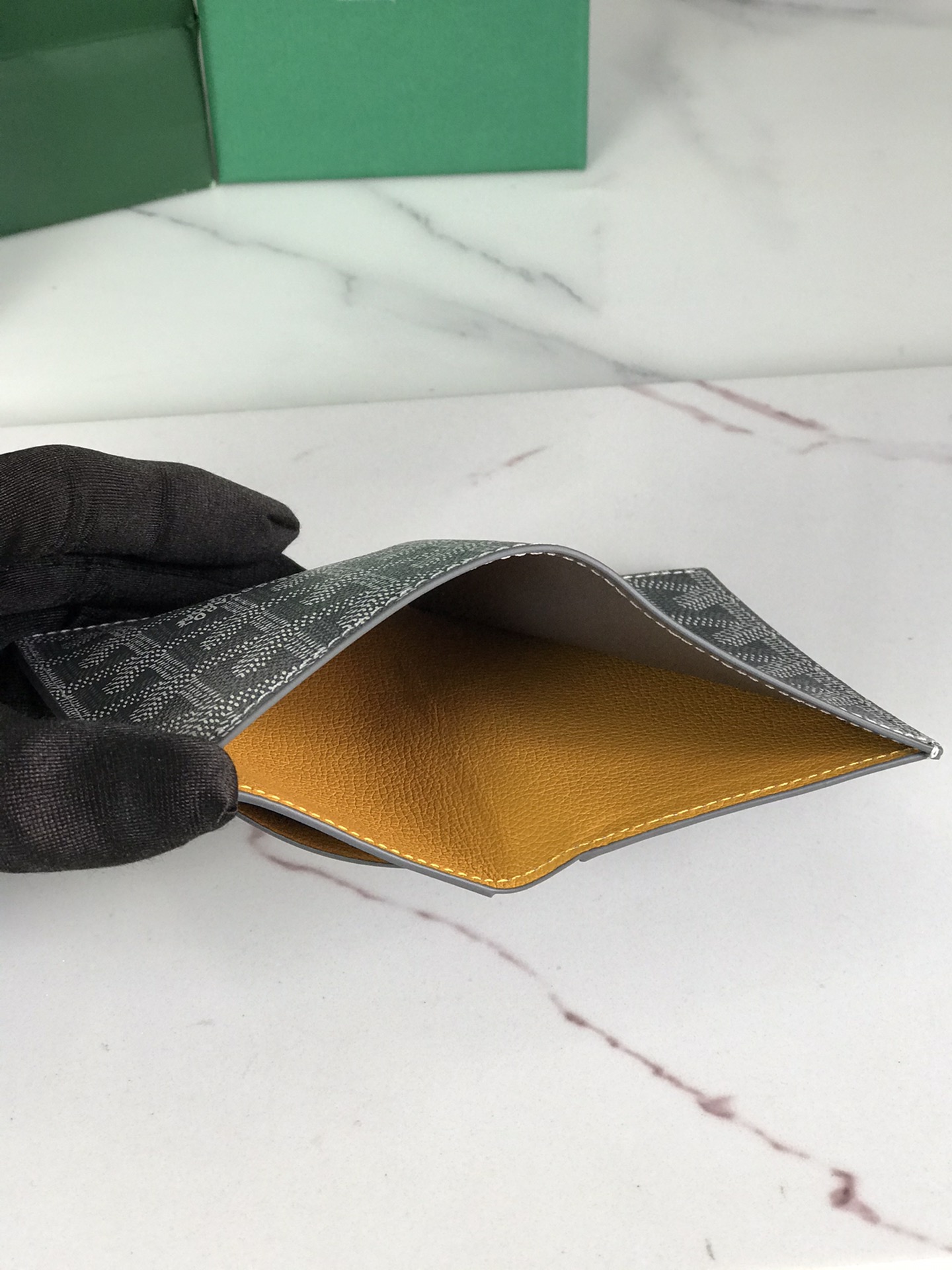 p200。💗 Goyard ♛  卡包 𝐂𝐚𝐫𝐝 𝐛𝐚𝐠  🏷日常搭配必备单品💳
SAINT-PIERRE卡夹的功能齐全，设有一个大尺寸纸钞袋，可以同时存放卡片、证件和钞票。袖珍小巧的设计正好适合放入夹克或裤子口袋。
 使用专属钱包的对版定制光面皮✅对角针线完美🧵✅内部黄色部分为对版定制头层牛皮【⚠️非超纤❌非二层皮❌】
size：11*1.5*7.5（cm）
🔍020609