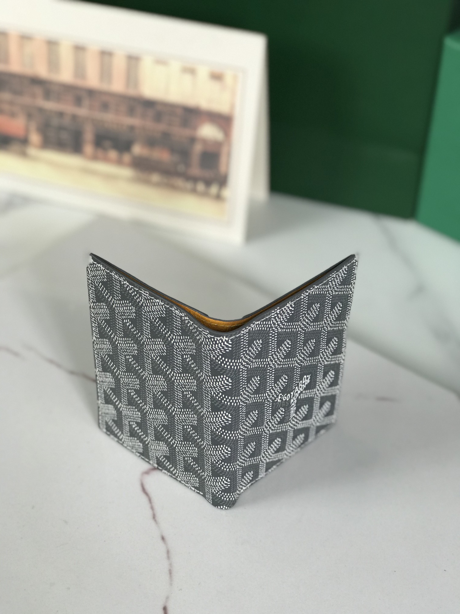 p200。💗 Goyard ♛  卡包 𝐂𝐚𝐫𝐝 𝐛𝐚𝐠  🏷日常搭配必备单品💳
SAINT-PIERRE卡夹的功能齐全，设有一个大尺寸纸钞袋，可以同时存放卡片、证件和钞票。袖珍小巧的设计正好适合放入夹克或裤子口袋。
 使用专属钱包的对版定制光面皮✅对角针线完美🧵✅内部黄色部分为对版定制头层牛皮【⚠️非超纤❌非二层皮❌】
size：11*1.5*7.5（cm）
🔍020609