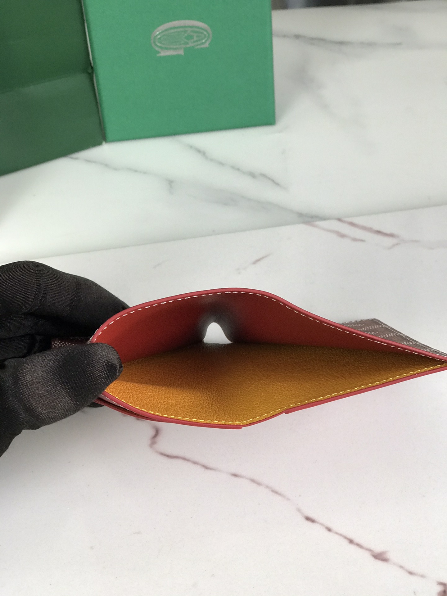 p200。💗 Goyard ♛  卡包 𝐂𝐚𝐫𝐝 𝐛𝐚𝐠  🏷日常搭配必备单品💳
SAINT-PIERRE卡夹的功能齐全，设有一个大尺寸纸钞袋，可以同时存放卡片、证件和钞票。袖珍小巧的设计正好适合放入夹克或裤子口袋。
 使用专属钱包的对版定制光面皮✅对角针线完美🧵✅内部黄色部分为对版定制头层牛皮【⚠️非超纤❌非二层皮❌】
size：11*1.5*7.5（cm）
🔍020609