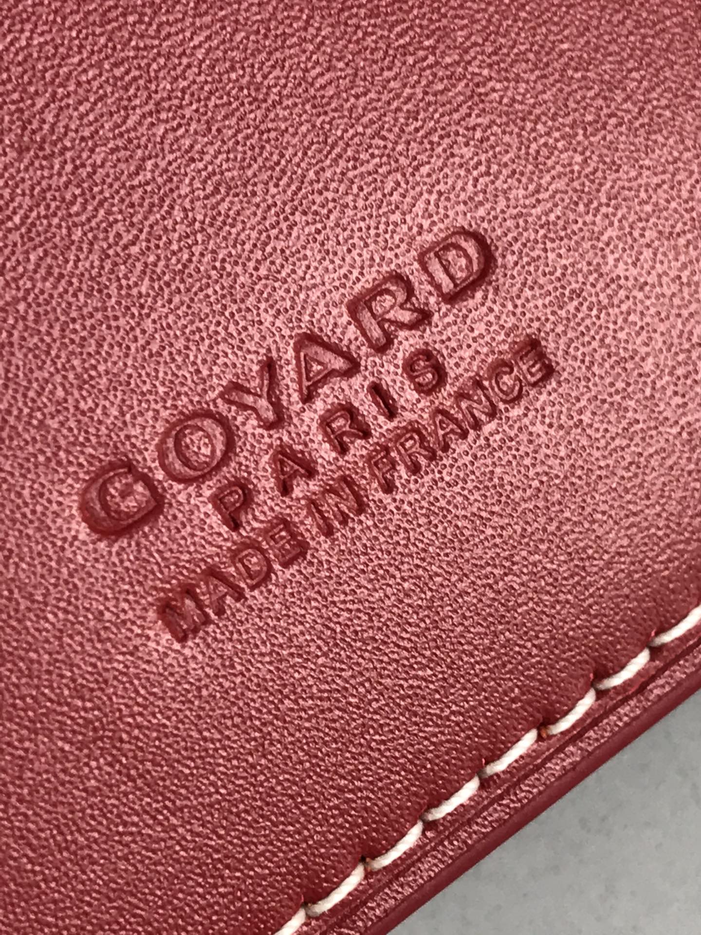 p200。💗 Goyard ♛  卡包 𝐂𝐚𝐫𝐝 𝐛𝐚𝐠  🏷日常搭配必备单品💳
SAINT-PIERRE卡夹的功能齐全，设有一个大尺寸纸钞袋，可以同时存放卡片、证件和钞票。袖珍小巧的设计正好适合放入夹克或裤子口袋。
 使用专属钱包的对版定制光面皮✅对角针线完美🧵✅内部黄色部分为对版定制头层牛皮【⚠️非超纤❌非二层皮❌】
size：11*1.5*7.5（cm）
🔍020609