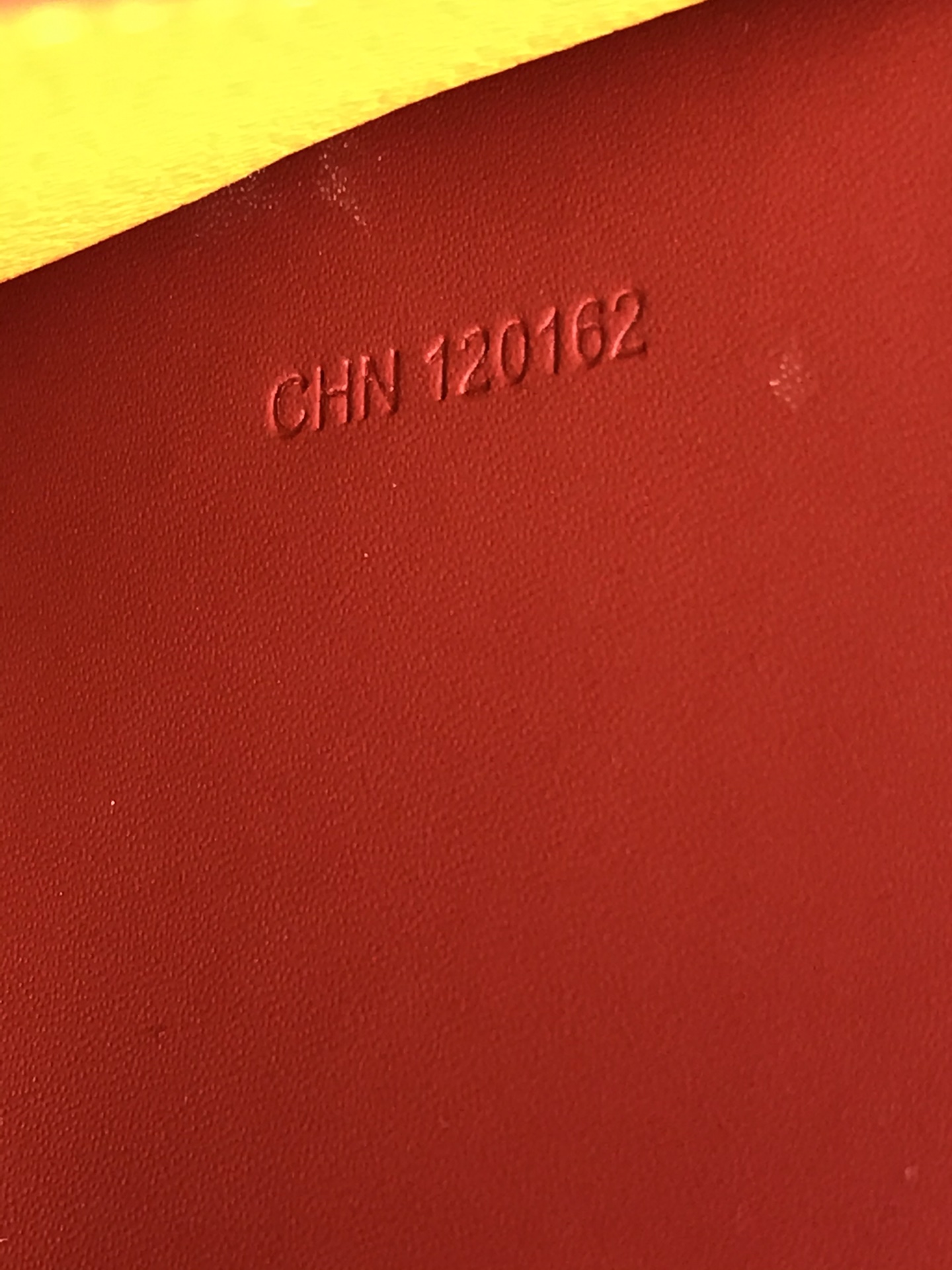 p200。💗 Goyard ♛  卡包 𝐂𝐚𝐫𝐝 𝐛𝐚𝐠  🏷日常搭配必备单品💳
SAINT-PIERRE卡夹的功能齐全，设有一个大尺寸纸钞袋，可以同时存放卡片、证件和钞票。袖珍小巧的设计正好适合放入夹克或裤子口袋。
 使用专属钱包的对版定制光面皮✅对角针线完美🧵✅内部黄色部分为对版定制头层牛皮【⚠️非超纤❌非二层皮❌】
size：11*1.5*7.5（cm）
🔍020609