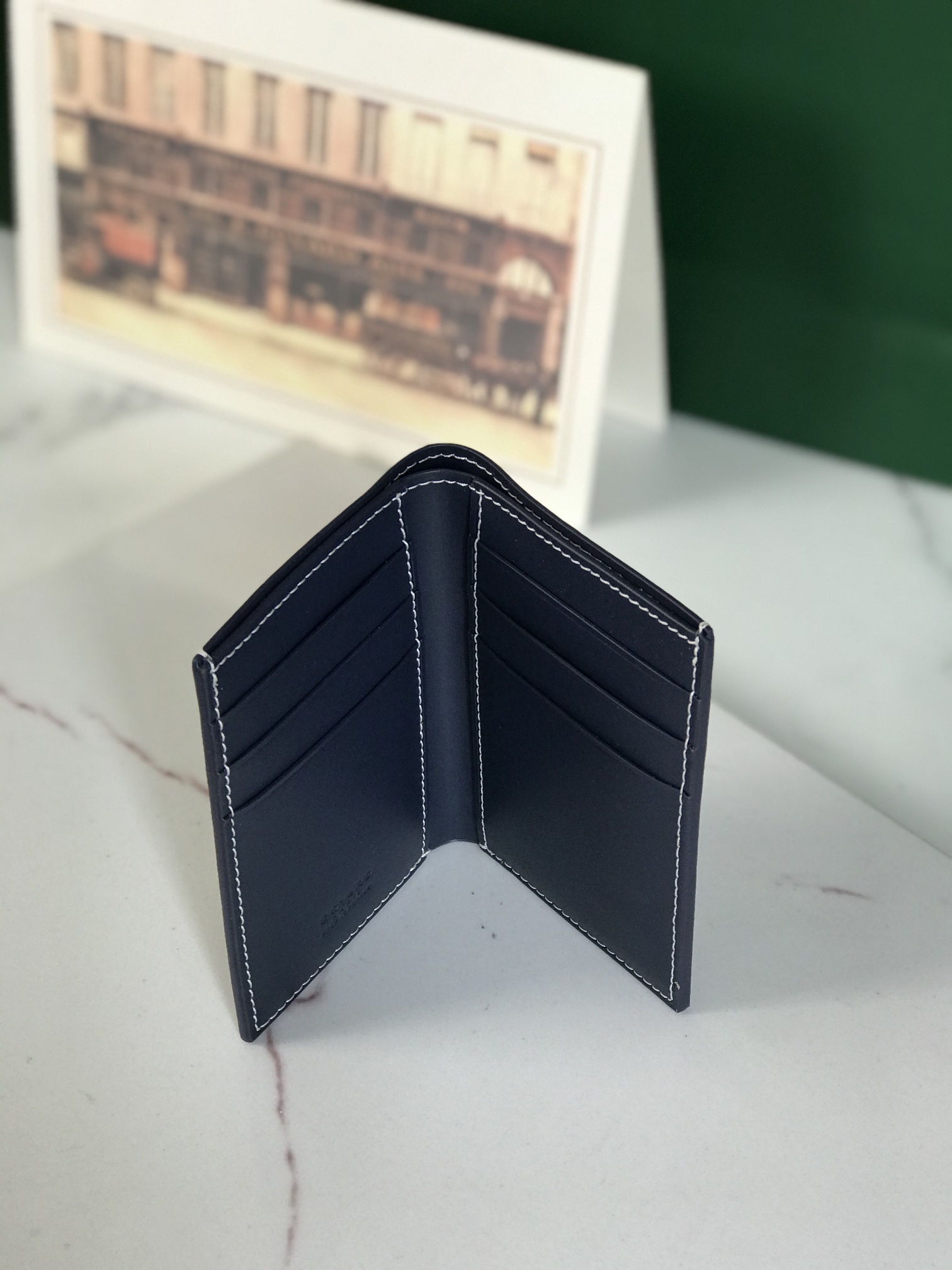 p200。💗 Goyard ♛  卡包 𝐂𝐚𝐫𝐝 𝐛𝐚𝐠  🏷日常搭配必备单品💳
SAINT-PIERRE卡夹的功能齐全，设有一个大尺寸纸钞袋，可以同时存放卡片、证件和钞票。袖珍小巧的设计正好适合放入夹克或裤子口袋。
 使用专属钱包的对版定制光面皮✅对角针线完美🧵✅内部黄色部分为对版定制头层牛皮【⚠️非超纤❌非二层皮❌】
size：11*1.5*7.5（cm）
🔍020609