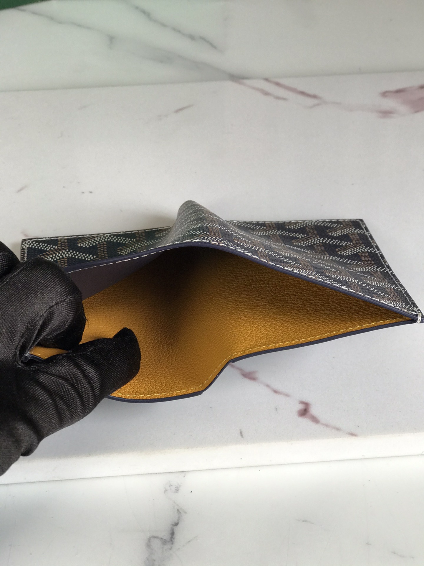 p200。💗 Goyard ♛  卡包 𝐂𝐚𝐫𝐝 𝐛𝐚𝐠  🏷日常搭配必备单品💳
SAINT-PIERRE卡夹的功能齐全，设有一个大尺寸纸钞袋，可以同时存放卡片、证件和钞票。袖珍小巧的设计正好适合放入夹克或裤子口袋。
 使用专属钱包的对版定制光面皮✅对角针线完美🧵✅内部黄色部分为对版定制头层牛皮【⚠️非超纤❌非二层皮❌】
size：11*1.5*7.5（cm）
🔍020609