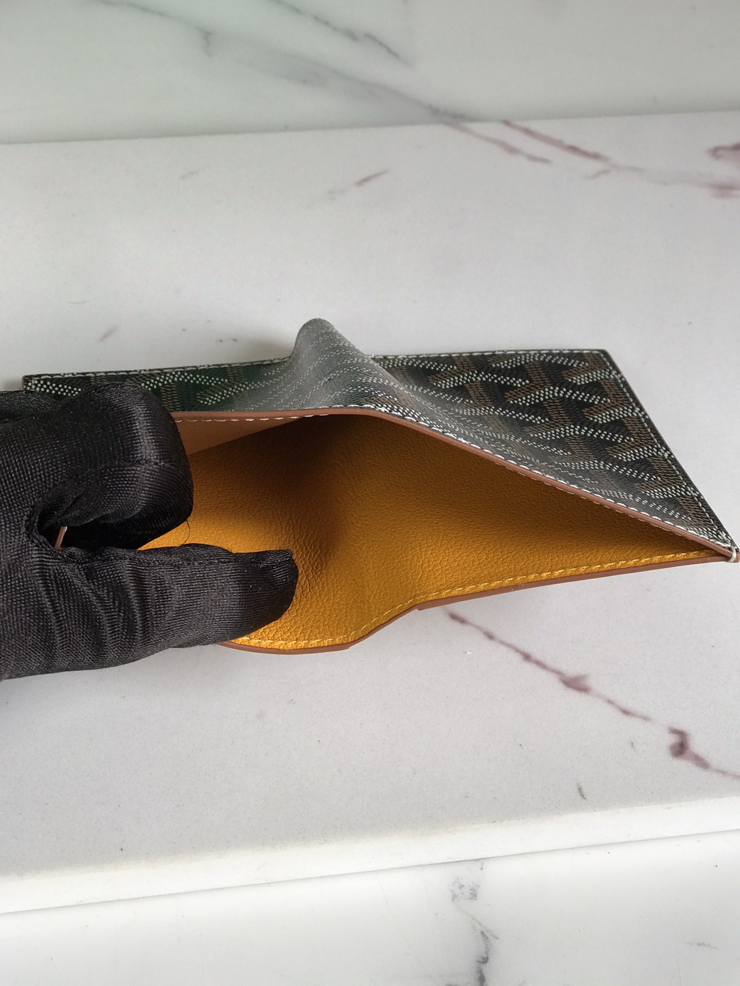 p200。💗 Goyard ♛  卡包 𝐂𝐚𝐫𝐝 𝐛𝐚𝐠  🏷日常搭配必备单品💳
SAINT-PIERRE卡夹的功能齐全，设有一个大尺寸纸钞袋，可以同时存放卡片、证件和钞票。袖珍小巧的设计正好适合放入夹克或裤子口袋。
 使用专属钱包的对版定制光面皮✅对角针线完美🧵✅内部黄色部分为对版定制头层牛皮【⚠️非超纤❌非二层皮❌】
size：11*1.5*7.5（cm）
🔍020609