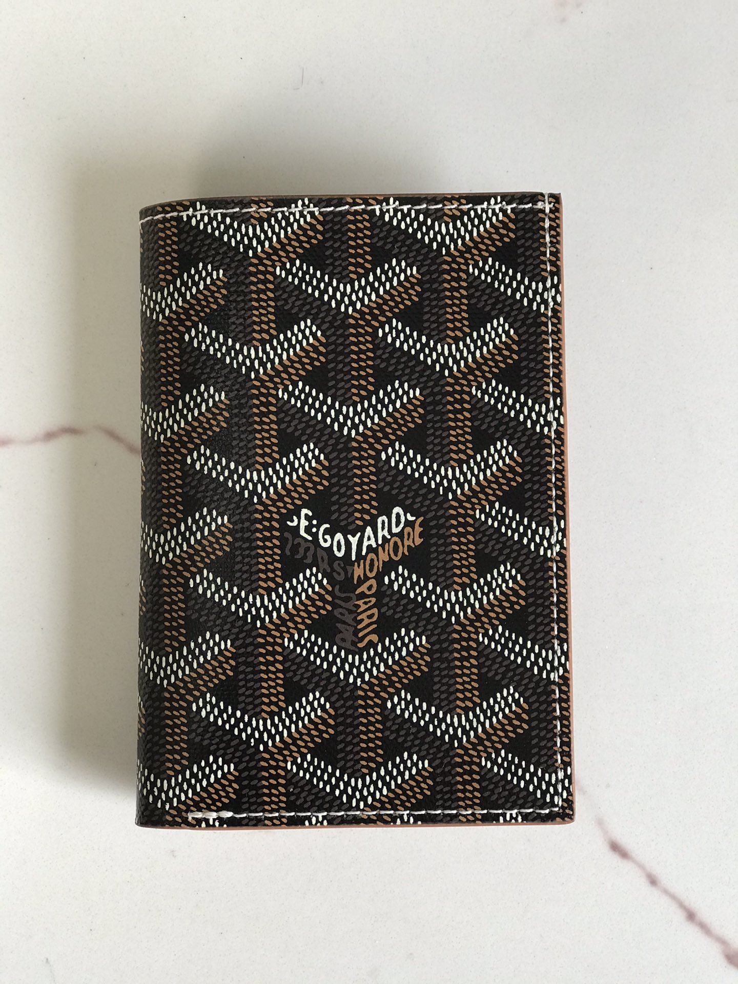 p200。💗 Goyard ♛  卡包 𝐂𝐚𝐫𝐝 𝐛𝐚𝐠  🏷日常搭配必备单品💳
SAINT-PIERRE卡夹的功能齐全，设有一个大尺寸纸钞袋，可以同时存放卡片、证件和钞票。袖珍小巧的设计正好适合放入夹克或裤子口袋。
 使用专属钱包的对版定制光面皮✅对角针线完美🧵✅内部黄色部分为对版定制头层牛皮【⚠️非超纤❌非二层皮❌】
size：11*1.5*7.5（cm）
🔍020609