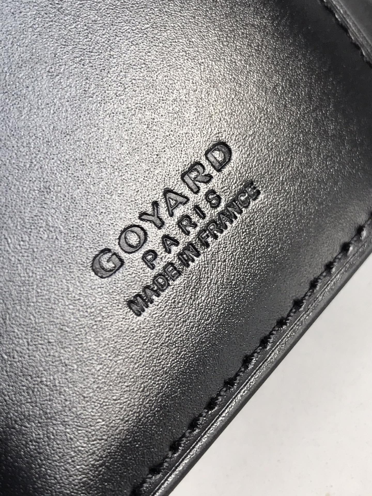 p200。💗 Goyard ♛  卡包 𝐂𝐚𝐫𝐝 𝐛𝐚𝐠  🏷日常搭配必备单品💳
SAINT-PIERRE卡夹的功能齐全，设有一个大尺寸纸钞袋，可以同时存放卡片、证件和钞票。袖珍小巧的设计正好适合放入夹克或裤子口袋。
 使用专属钱包的对版定制光面皮✅对角针线完美🧵✅内部黄色部分为对版定制头层牛皮【⚠️非超纤❌非二层皮❌】
size：11*1.5*7.5（cm）
🔍020609