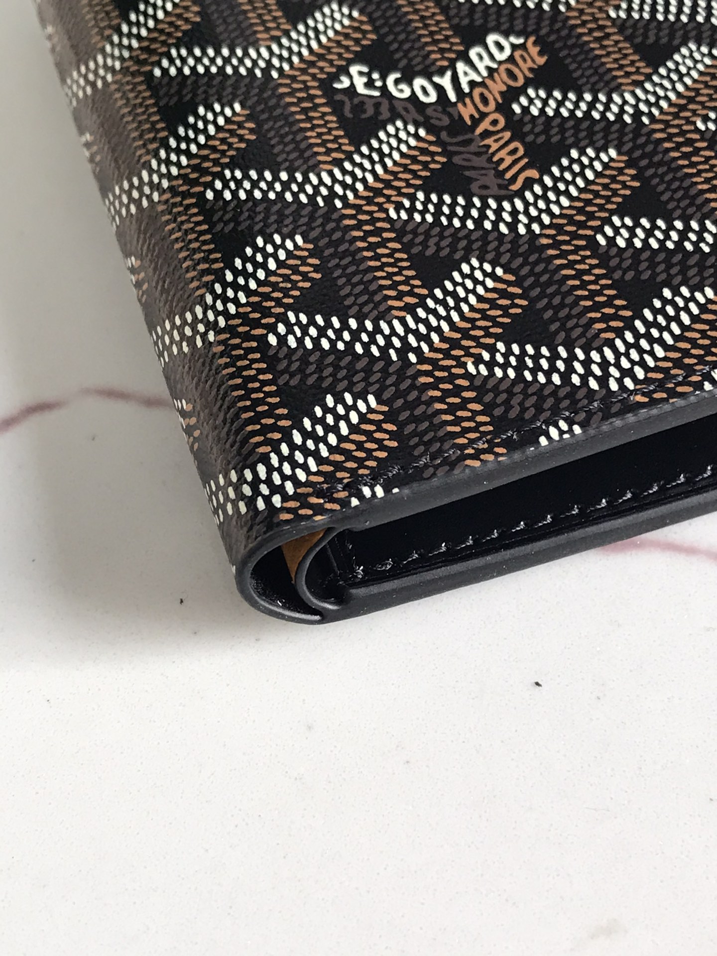 p200。💗 Goyard ♛  卡包 𝐂𝐚𝐫𝐝 𝐛𝐚𝐠  🏷日常搭配必备单品💳
SAINT-PIERRE卡夹的功能齐全，设有一个大尺寸纸钞袋，可以同时存放卡片、证件和钞票。袖珍小巧的设计正好适合放入夹克或裤子口袋。
 使用专属钱包的对版定制光面皮✅对角针线完美🧵✅内部黄色部分为对版定制头层牛皮【⚠️非超纤❌非二层皮❌】
size：11*1.5*7.5（cm）
🔍020609