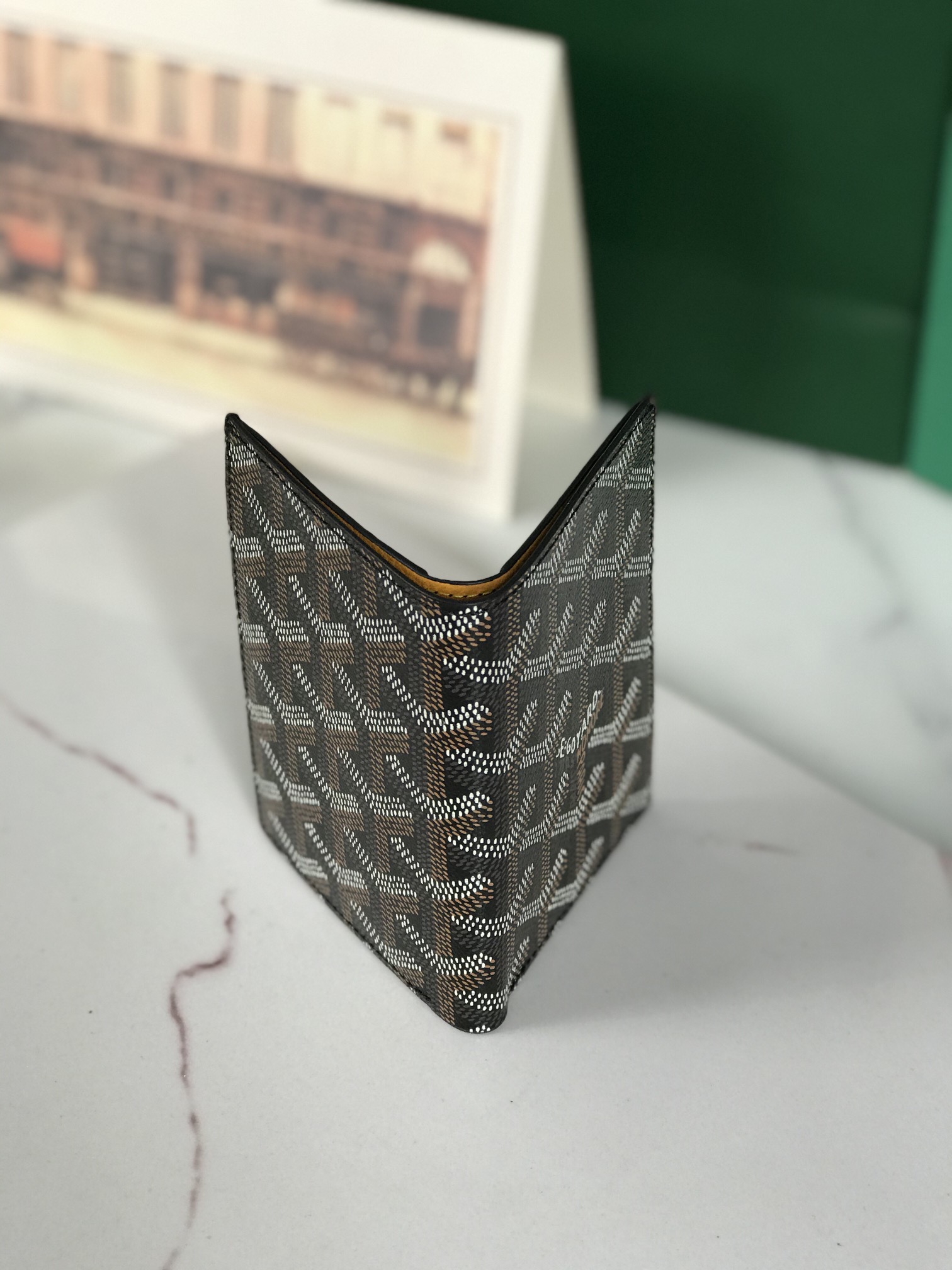 p200。💗 Goyard ♛  卡包 𝐂𝐚𝐫𝐝 𝐛𝐚𝐠  🏷日常搭配必备单品💳
SAINT-PIERRE卡夹的功能齐全，设有一个大尺寸纸钞袋，可以同时存放卡片、证件和钞票。袖珍小巧的设计正好适合放入夹克或裤子口袋。
 使用专属钱包的对版定制光面皮✅对角针线完美🧵✅内部黄色部分为对版定制头层牛皮【⚠️非超纤❌非二层皮❌】
size：11*1.5*7.5（cm）
🔍020609