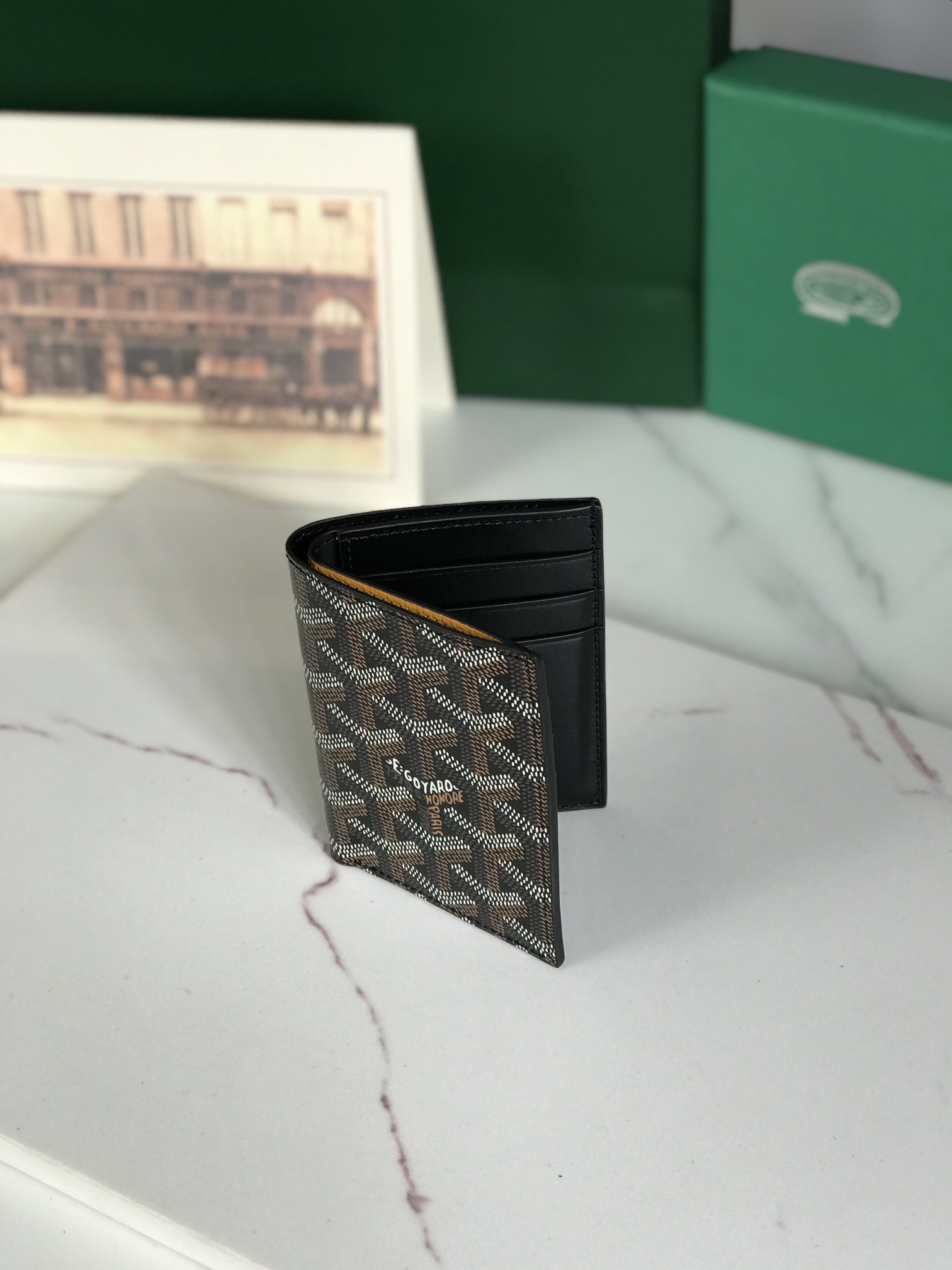 p200。💗 Goyard ♛  卡包 𝐂𝐚𝐫𝐝 𝐛𝐚𝐠  🏷日常搭配必备单品💳
SAINT-PIERRE卡夹的功能齐全，设有一个大尺寸纸钞袋，可以同时存放卡片、证件和钞票。袖珍小巧的设计正好适合放入夹克或裤子口袋。
 使用专属钱包的对版定制光面皮✅对角针线完美🧵✅内部黄色部分为对版定制头层牛皮【⚠️非超纤❌非二层皮❌】
size：11*1.5*7.5（cm）
🔍020609