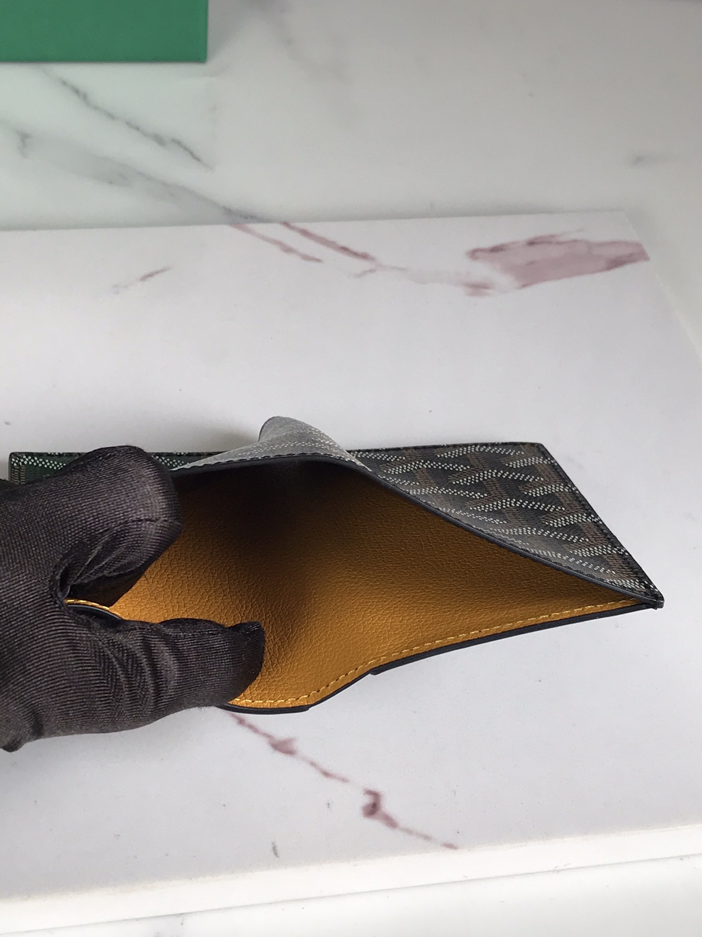 p200。💗 Goyard ♛  卡包 𝐂𝐚𝐫𝐝 𝐛𝐚𝐠  🏷日常搭配必备单品💳
SAINT-PIERRE卡夹的功能齐全，设有一个大尺寸纸钞袋，可以同时存放卡片、证件和钞票。袖珍小巧的设计正好适合放入夹克或裤子口袋。
 使用专属钱包的对版定制光面皮✅对角针线完美🧵✅内部黄色部分为对版定制头层牛皮【⚠️非超纤❌非二层皮❌】
size：11*1.5*7.5（cm）
🔍020609