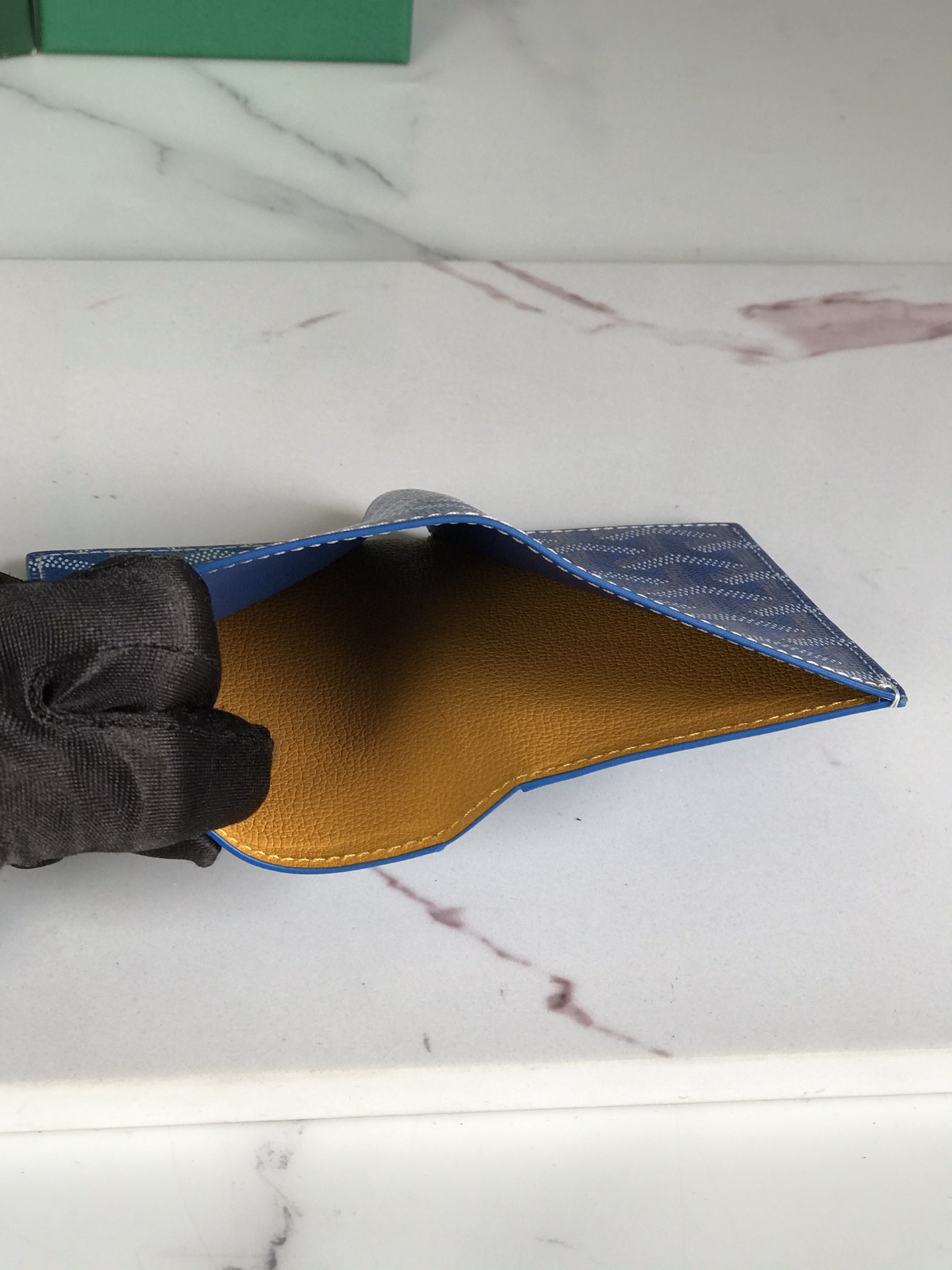 p200。💗 Goyard ♛  卡包 𝐂𝐚𝐫𝐝 𝐛𝐚𝐠  🏷日常搭配必备单品💳
SAINT-PIERRE卡夹的功能齐全，设有一个大尺寸纸钞袋，可以同时存放卡片、证件和钞票。袖珍小巧的设计正好适合放入夹克或裤子口袋。
 使用专属钱包的对版定制光面皮✅对角针线完美🧵✅内部黄色部分为对版定制头层牛皮【⚠️非超纤❌非二层皮❌】
size：11*1.5*7.5（cm）
🔍020609