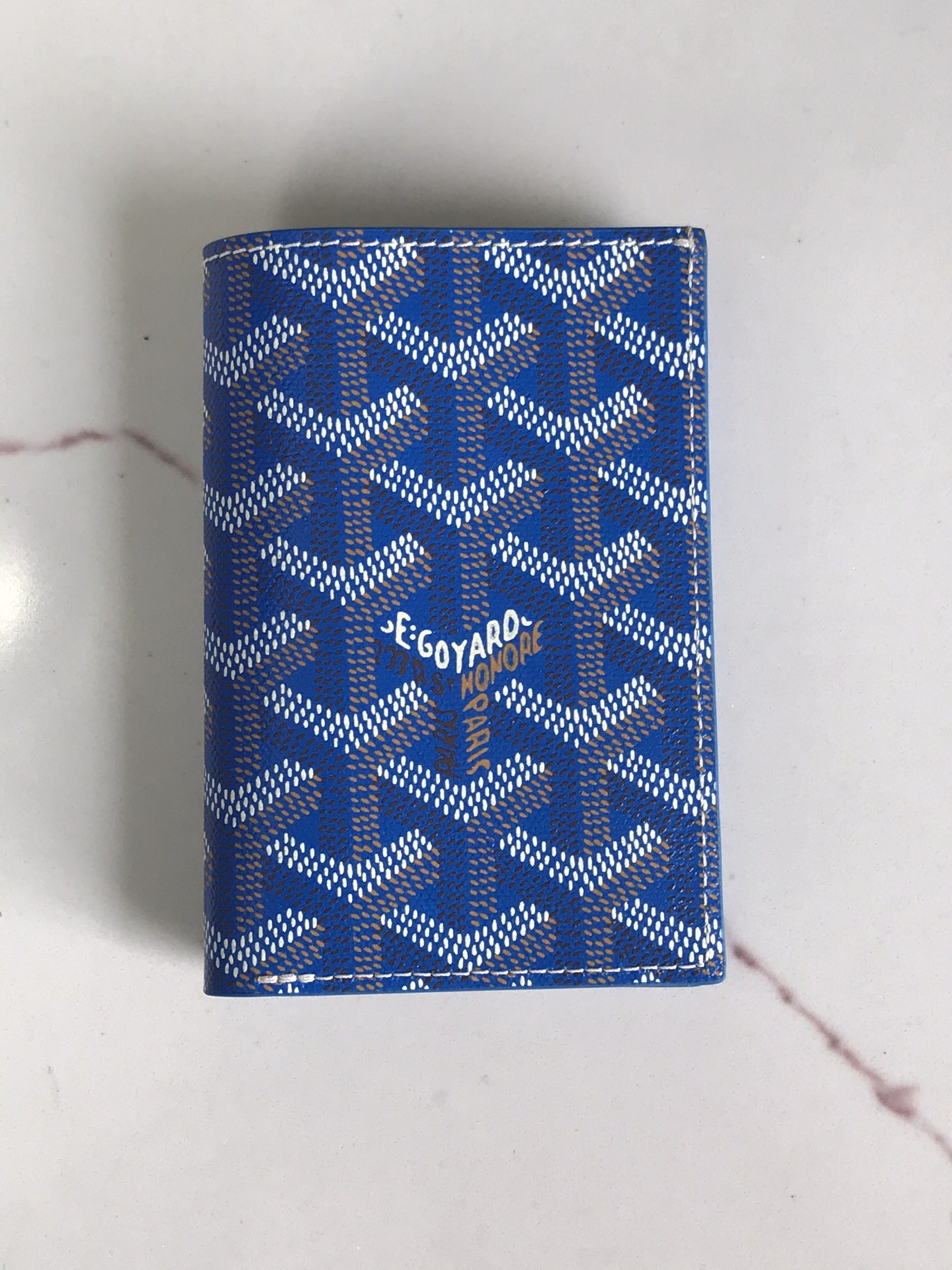 p200。💗 Goyard ♛  卡包 𝐂𝐚𝐫𝐝 𝐛𝐚𝐠  🏷日常搭配必备单品💳
SAINT-PIERRE卡夹的功能齐全，设有一个大尺寸纸钞袋，可以同时存放卡片、证件和钞票。袖珍小巧的设计正好适合放入夹克或裤子口袋。
 使用专属钱包的对版定制光面皮✅对角针线完美🧵✅内部黄色部分为对版定制头层牛皮【⚠️非超纤❌非二层皮❌】
size：11*1.5*7.5（cm）
🔍020609