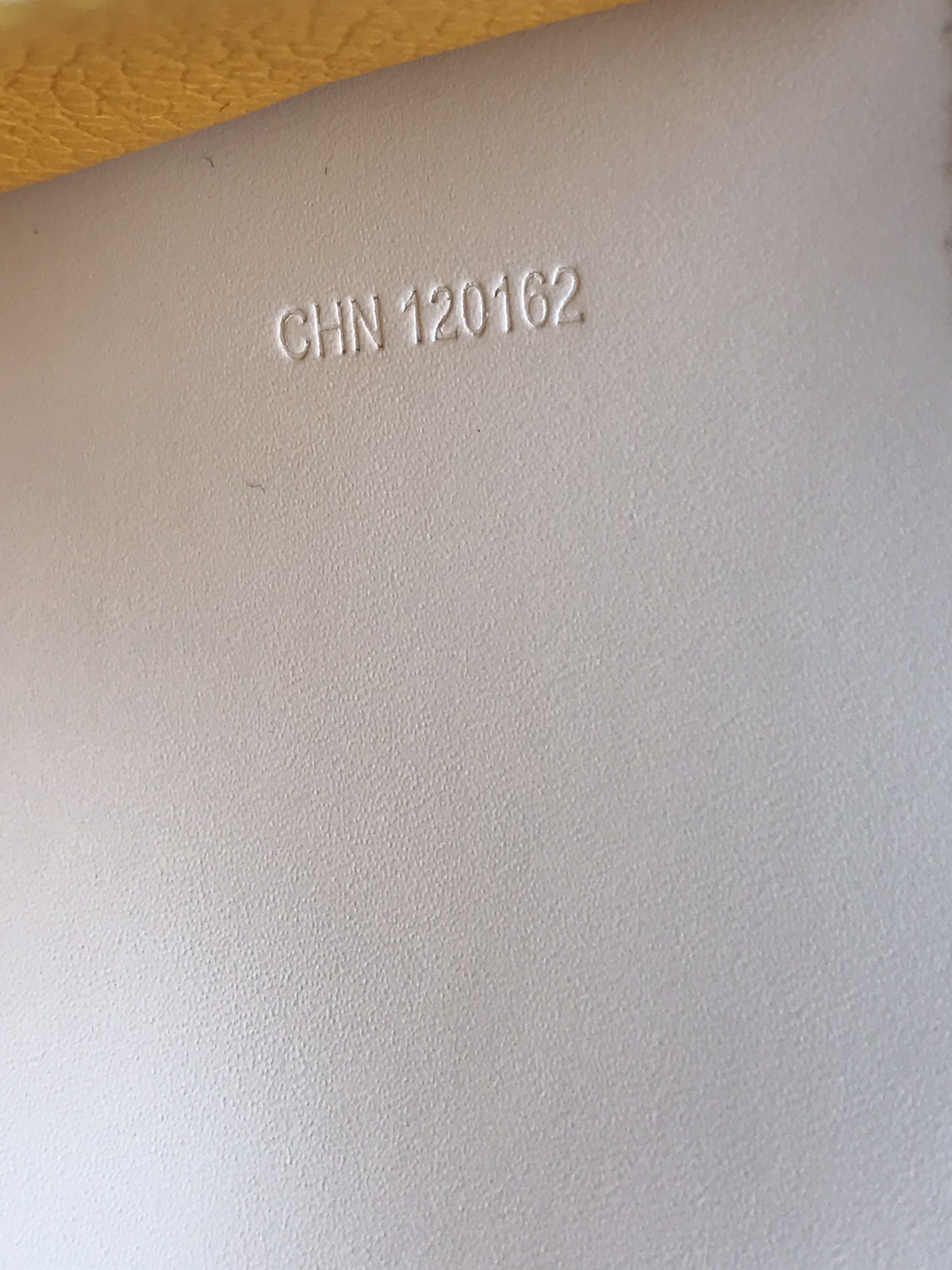 p200。💗 Goyard ♛  卡包 𝐂𝐚𝐫𝐝 𝐛𝐚𝐠  🏷日常搭配必备单品💳
SAINT-PIERRE卡夹的功能齐全，设有一个大尺寸纸钞袋，可以同时存放卡片、证件和钞票。袖珍小巧的设计正好适合放入夹克或裤子口袋。
 使用专属钱包的对版定制光面皮✅对角针线完美🧵✅内部黄色部分为对版定制头层牛皮【⚠️非超纤❌非二层皮❌】
size：11*1.5*7.5（cm）
🔍020609