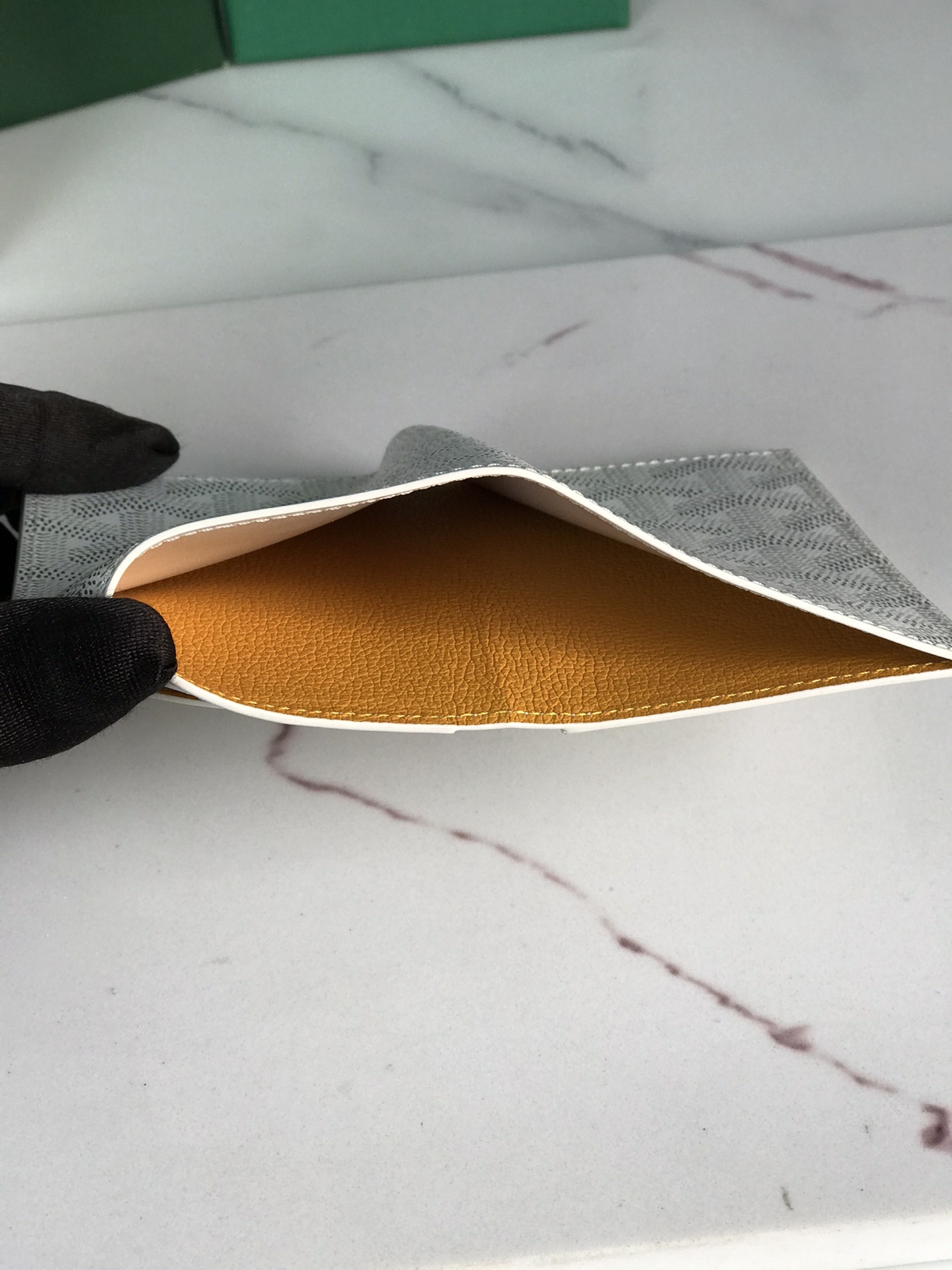 p200。💗 Goyard ♛  卡包 𝐂𝐚𝐫𝐝 𝐛𝐚𝐠  🏷日常搭配必备单品💳
SAINT-PIERRE卡夹的功能齐全，设有一个大尺寸纸钞袋，可以同时存放卡片、证件和钞票。袖珍小巧的设计正好适合放入夹克或裤子口袋。
 使用专属钱包的对版定制光面皮✅对角针线完美🧵✅内部黄色部分为对版定制头层牛皮【⚠️非超纤❌非二层皮❌】
size：11*1.5*7.5（cm）
🔍020609