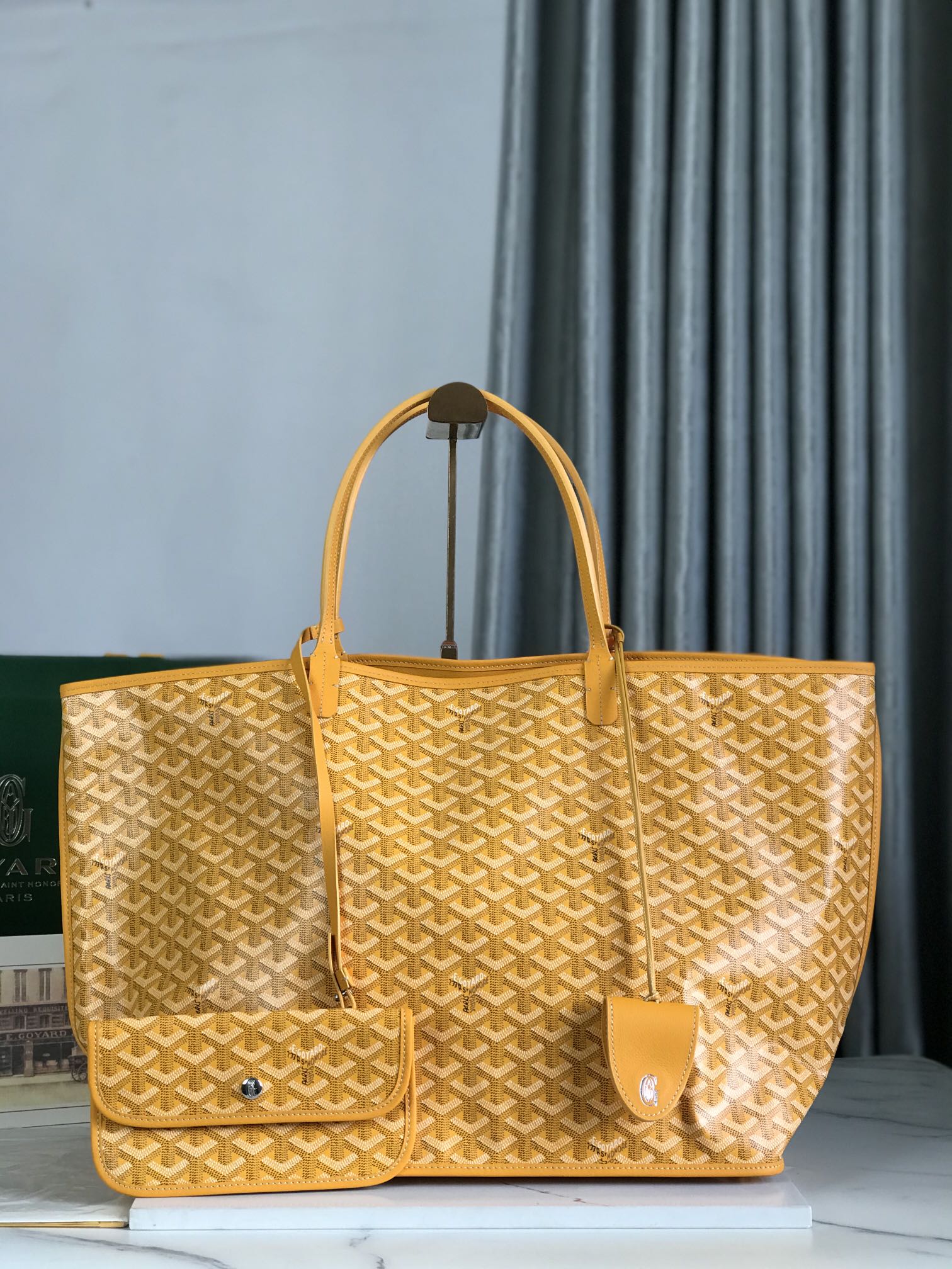 NO:714049,, Exclusive background, Reversible Anjou double-sided tote large, made of imported calfskin, customized with Goyardine rain dew cotton and linen symmetrical pattern, full of high-end feel, looks good in any color, versatile, unisex, large built-in space, delivery coin purse, upgraded delivery package with sealing clip, classic 11 colors black, brown, grey, green, dark blue, light blue, orange, red, burgundy, white, yellow, etc. to choose from!  Size pocket 57cm, bottom 39*height 32*bottom width 19cm 020661,Goya,versace,wallets,cowhide19860909,独家背景 Reversible Anjou 双面托特大号 采用进口对版头层小牛皮定制Goyardine 雨露棉麻对版对称花纹 高级感十足,随便什么颜色上身都好好看百搭不过时,男女通用哦 内置空间超大,配送零钱包,升级配送包饰封口夹,经典11色黑,棕,灰,绿,深蓝,浅蓝,橙色,红色,酒红,白色,黄色等可供选择！ 尺寸袋口57cm、底39*高32*底宽19cm 020661,戈雅,versace,wallets,cowhide,Bag