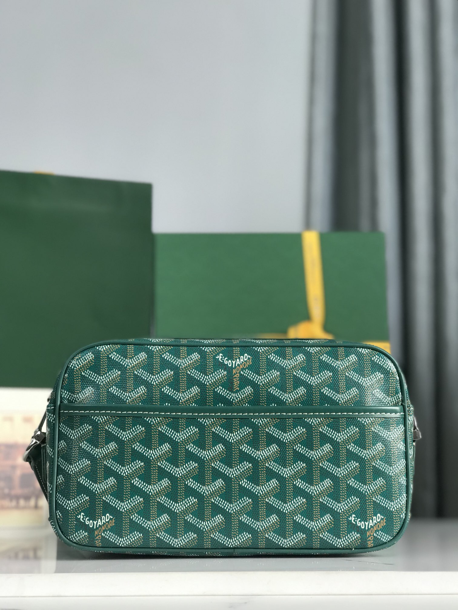 NO:186082,Genuine grade original leather version Cap-Vert camera bag The camera bag is as versatile and capable as ever. It is a model that can be matched without any mistakes. It is a variety of colors to choose from. Gift boxes are good choices for people and gifts. Size Size 22.5*13*7cm 020189, Super Goria19860909正品级 原厂皮版本 Cap-Vert相机包  相机包一如既往的百搭与能装,一款怎么搭都不会错的款男女通用,多种颜色供选择,配送礼品盒送人送礼都是不错的选择. 尺寸Size22.5*13*7cm 020189,特级戈雅,Bag