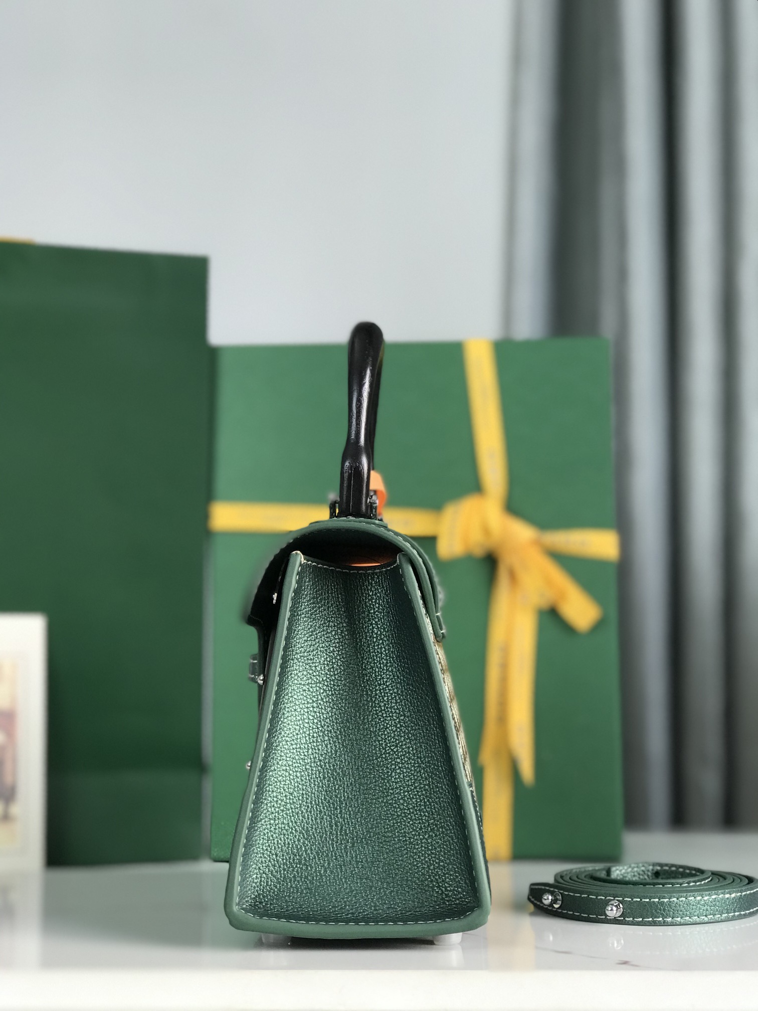 p750。💗配原版盒🎁
珠光绿上新！
Goyard Saïgon包于二十世纪三十年代问世，继推出柔软版Saïgon迷你包后，Goyard推陈出新，坚持对创意的不断追求与突破，塑造了全新结构化的Saïgon迷你包。它与初版Saïgon包的外型一样，拥有简约的几何线条与制箱工艺的细节，以小巧精致的外观唤起Goyard独一无二的优雅魅力及旅行精神。风格经典又符合当代人偏爱使用“小包”的潮流趋势，是匠心之作。可拆卸的皮革肩带能巧妙地转换成三种背法——手提、斜跨和肩背
尺寸size：21*14*8.5cm
🔎020192