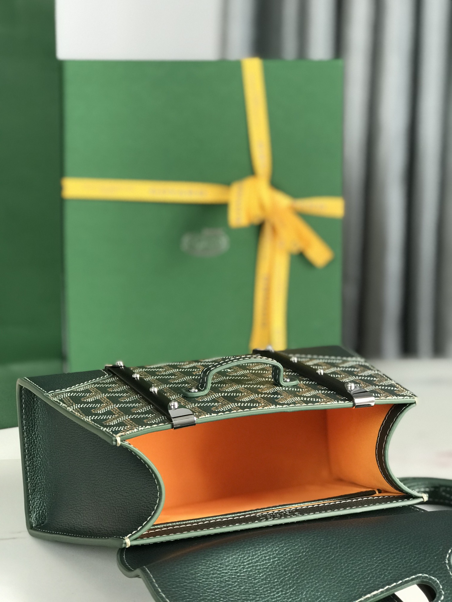 p750。💗配原版盒🎁
珠光绿上新！
Goyard Saïgon包于二十世纪三十年代问世，继推出柔软版Saïgon迷你包后，Goyard推陈出新，坚持对创意的不断追求与突破，塑造了全新结构化的Saïgon迷你包。它与初版Saïgon包的外型一样，拥有简约的几何线条与制箱工艺的细节，以小巧精致的外观唤起Goyard独一无二的优雅魅力及旅行精神。风格经典又符合当代人偏爱使用“小包”的潮流趋势，是匠心之作。可拆卸的皮革肩带能巧妙地转换成三种背法——手提、斜跨和肩背
尺寸size：21*14*8.5cm
🔎020192