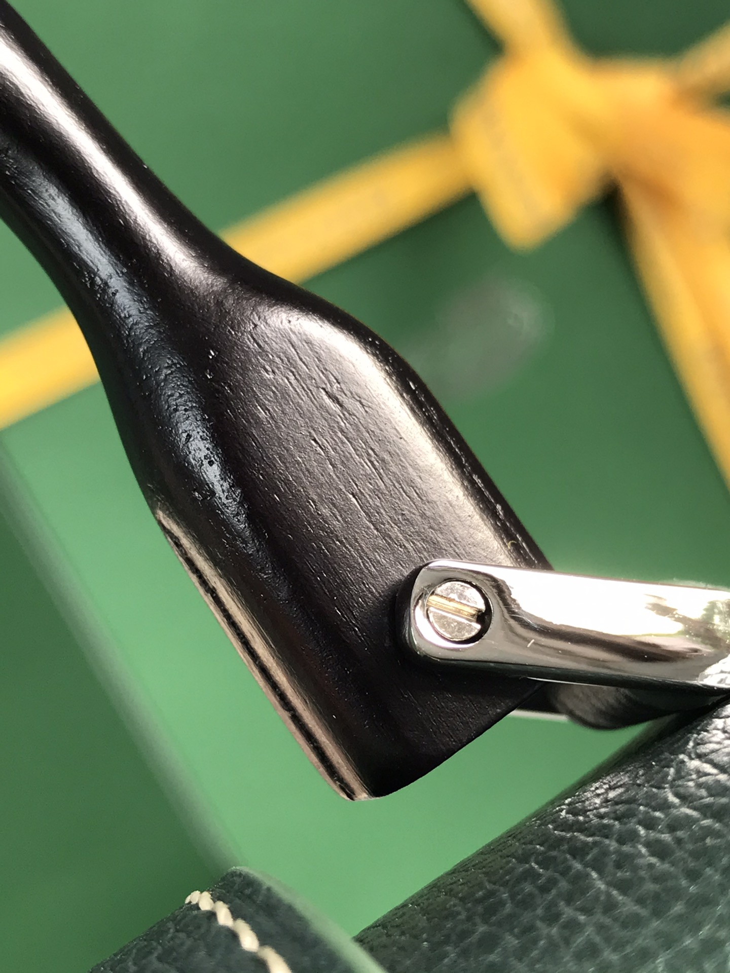 p750。💗配原版盒🎁
珠光绿上新！
Goyard Saïgon包于二十世纪三十年代问世，继推出柔软版Saïgon迷你包后，Goyard推陈出新，坚持对创意的不断追求与突破，塑造了全新结构化的Saïgon迷你包。它与初版Saïgon包的外型一样，拥有简约的几何线条与制箱工艺的细节，以小巧精致的外观唤起Goyard独一无二的优雅魅力及旅行精神。风格经典又符合当代人偏爱使用“小包”的潮流趋势，是匠心之作。可拆卸的皮革肩带能巧妙地转换成三种背法——手提、斜跨和肩背
尺寸size：21*14*8.5cm
🔎020192