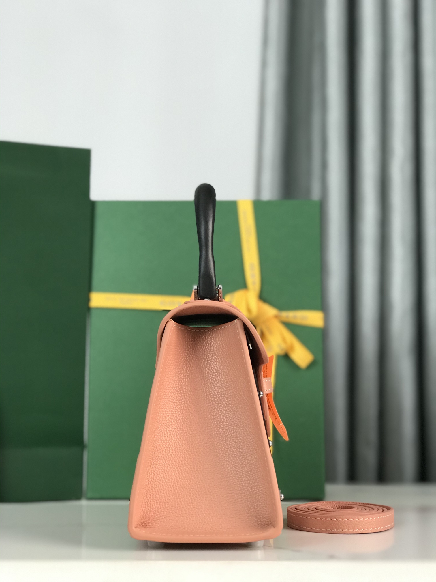 p750。💗配原版盒🎁
珠光粉上新！
Goyard Saïgon包于二十世纪三十年代问世，继推出柔软版Saïgon迷你包后，Goyard推陈出新，坚持对创意的不断追求与突破，塑造了全新结构化的Saïgon迷你包。它与初版Saïgon包的外型一样，拥有简约的几何线条与制箱工艺的细节，以小巧精致的外观唤起Goyard独一无二的优雅魅力及旅行精神。风格经典又符合当代人偏爱使用“小包”的潮流趋势，是匠心之作。可拆卸的皮革肩带能巧妙地转换成三种背法——手提、斜跨和肩背
尺寸size：21*14*8.5cm
🔎020192