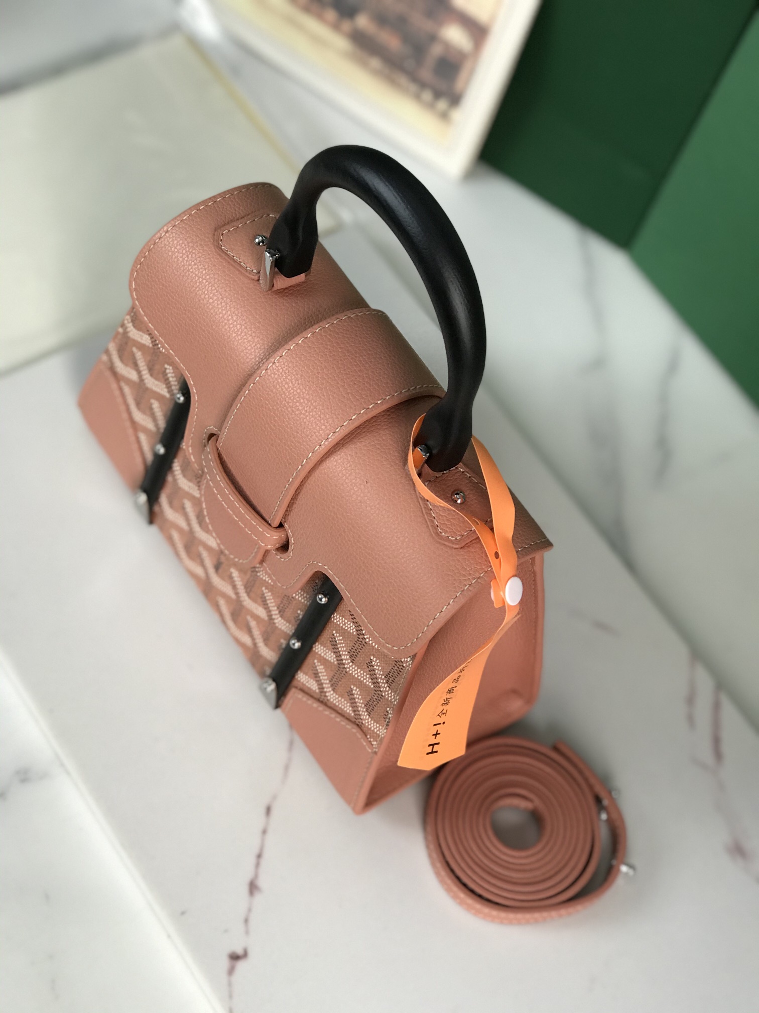 p750。💗配原版盒🎁
珠光粉上新！
Goyard Saïgon包于二十世纪三十年代问世，继推出柔软版Saïgon迷你包后，Goyard推陈出新，坚持对创意的不断追求与突破，塑造了全新结构化的Saïgon迷你包。它与初版Saïgon包的外型一样，拥有简约的几何线条与制箱工艺的细节，以小巧精致的外观唤起Goyard独一无二的优雅魅力及旅行精神。风格经典又符合当代人偏爱使用“小包”的潮流趋势，是匠心之作。可拆卸的皮革肩带能巧妙地转换成三种背法——手提、斜跨和肩背
尺寸size：21*14*8.5cm
🔎020192