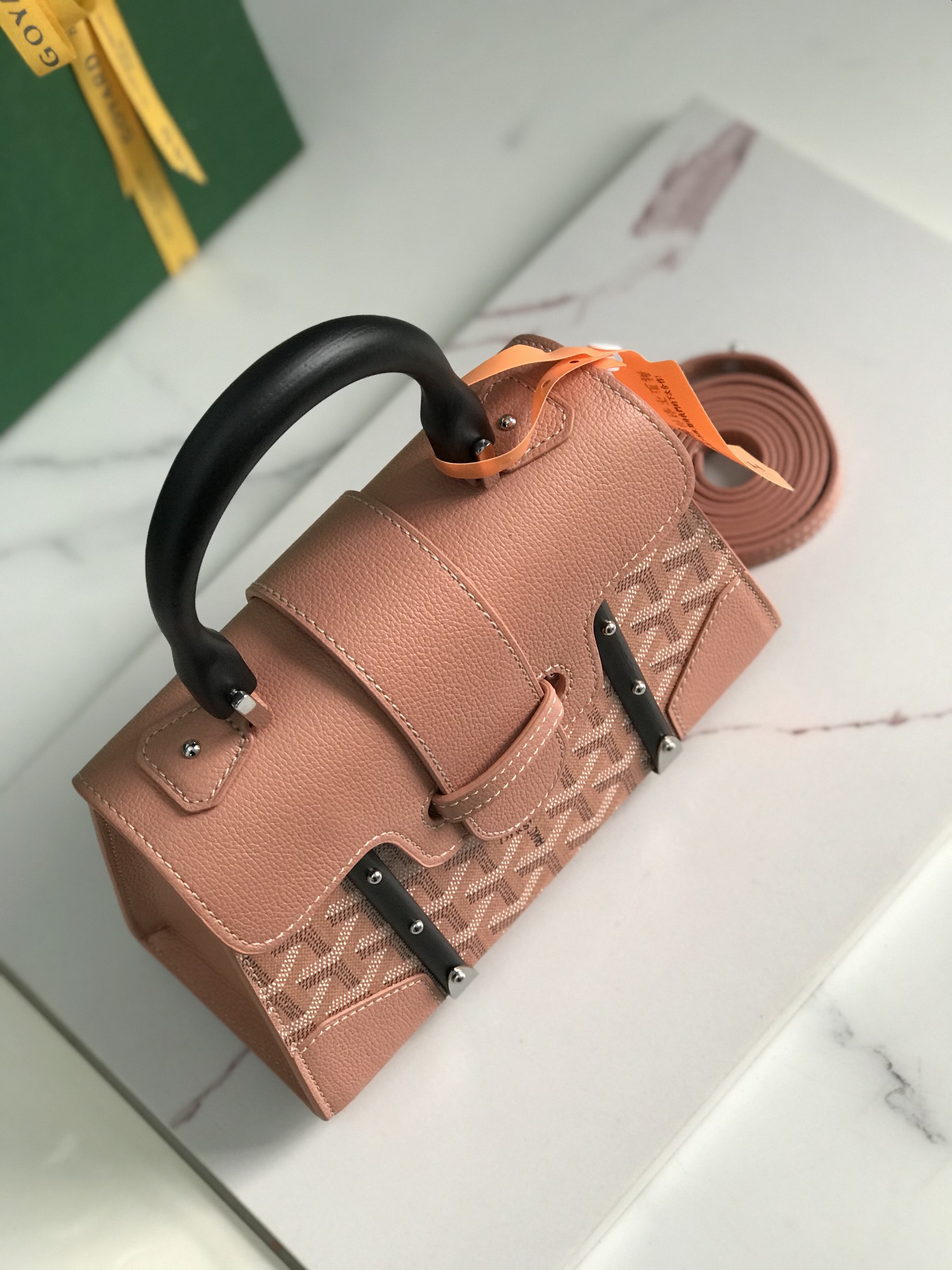 p750。💗配原版盒🎁
珠光粉上新！
Goyard Saïgon包于二十世纪三十年代问世，继推出柔软版Saïgon迷你包后，Goyard推陈出新，坚持对创意的不断追求与突破，塑造了全新结构化的Saïgon迷你包。它与初版Saïgon包的外型一样，拥有简约的几何线条与制箱工艺的细节，以小巧精致的外观唤起Goyard独一无二的优雅魅力及旅行精神。风格经典又符合当代人偏爱使用“小包”的潮流趋势，是匠心之作。可拆卸的皮革肩带能巧妙地转换成三种背法——手提、斜跨和肩背
尺寸size：21*14*8.5cm
🔎020192