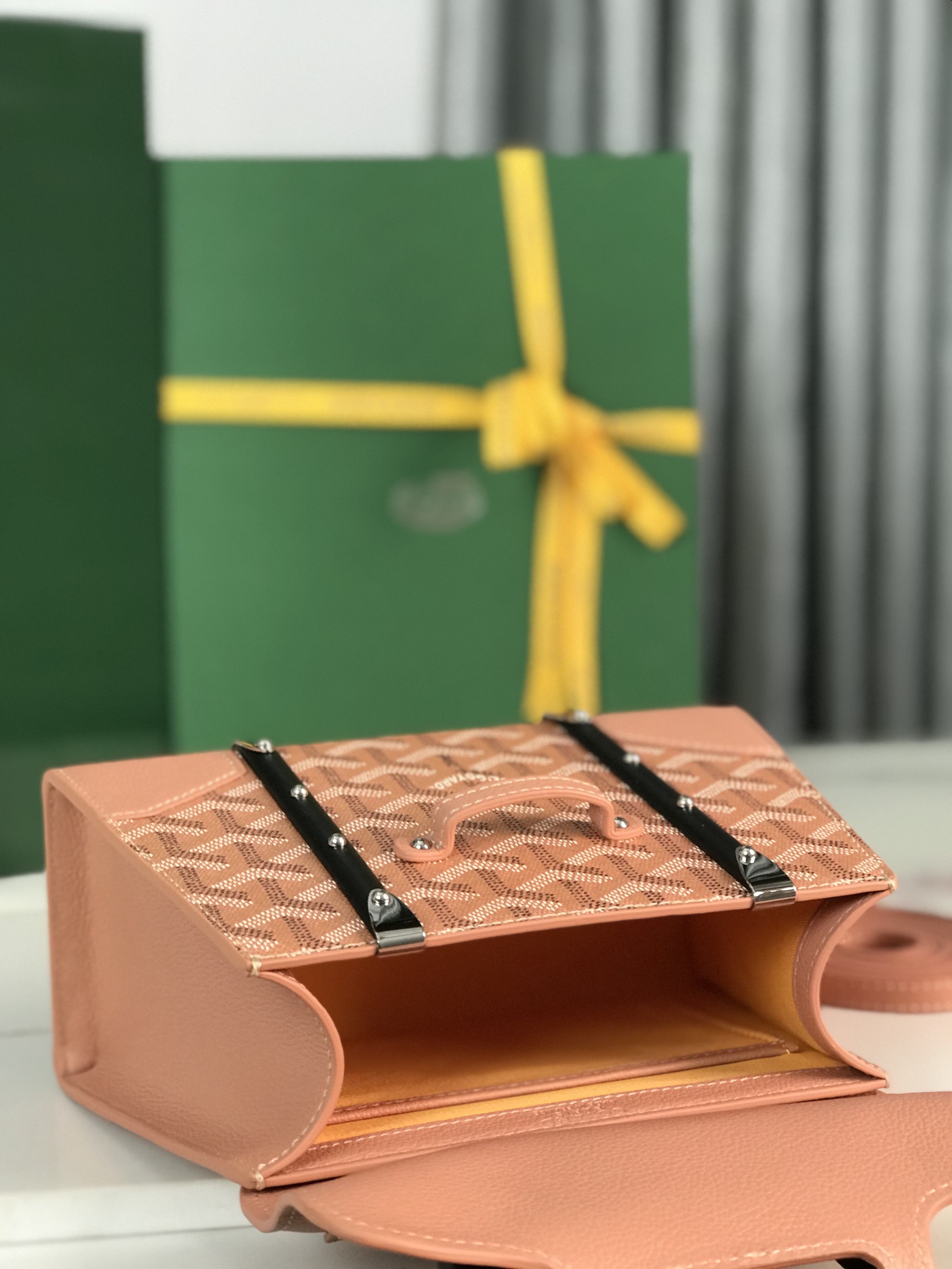 p750。💗配原版盒🎁
珠光粉上新！
Goyard Saïgon包于二十世纪三十年代问世，继推出柔软版Saïgon迷你包后，Goyard推陈出新，坚持对创意的不断追求与突破，塑造了全新结构化的Saïgon迷你包。它与初版Saïgon包的外型一样，拥有简约的几何线条与制箱工艺的细节，以小巧精致的外观唤起Goyard独一无二的优雅魅力及旅行精神。风格经典又符合当代人偏爱使用“小包”的潮流趋势，是匠心之作。可拆卸的皮革肩带能巧妙地转换成三种背法——手提、斜跨和肩背
尺寸size：21*14*8.5cm
🔎020192