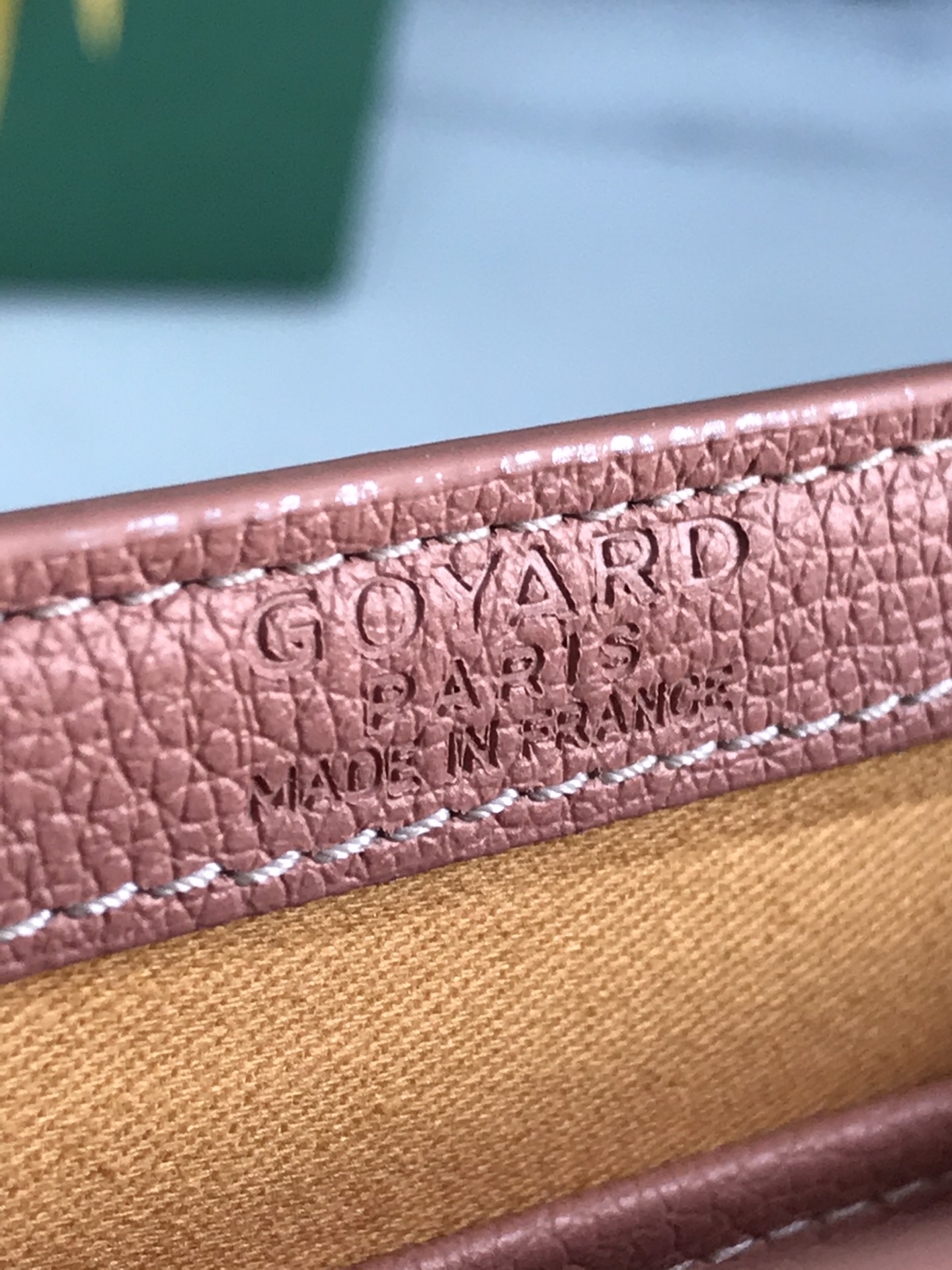 p750。💗配原版盒🎁
珠光粉上新！
Goyard Saïgon包于二十世纪三十年代问世，继推出柔软版Saïgon迷你包后，Goyard推陈出新，坚持对创意的不断追求与突破，塑造了全新结构化的Saïgon迷你包。它与初版Saïgon包的外型一样，拥有简约的几何线条与制箱工艺的细节，以小巧精致的外观唤起Goyard独一无二的优雅魅力及旅行精神。风格经典又符合当代人偏爱使用“小包”的潮流趋势，是匠心之作。可拆卸的皮革肩带能巧妙地转换成三种背法——手提、斜跨和肩背
尺寸size：21*14*8.5cm
🔎020192