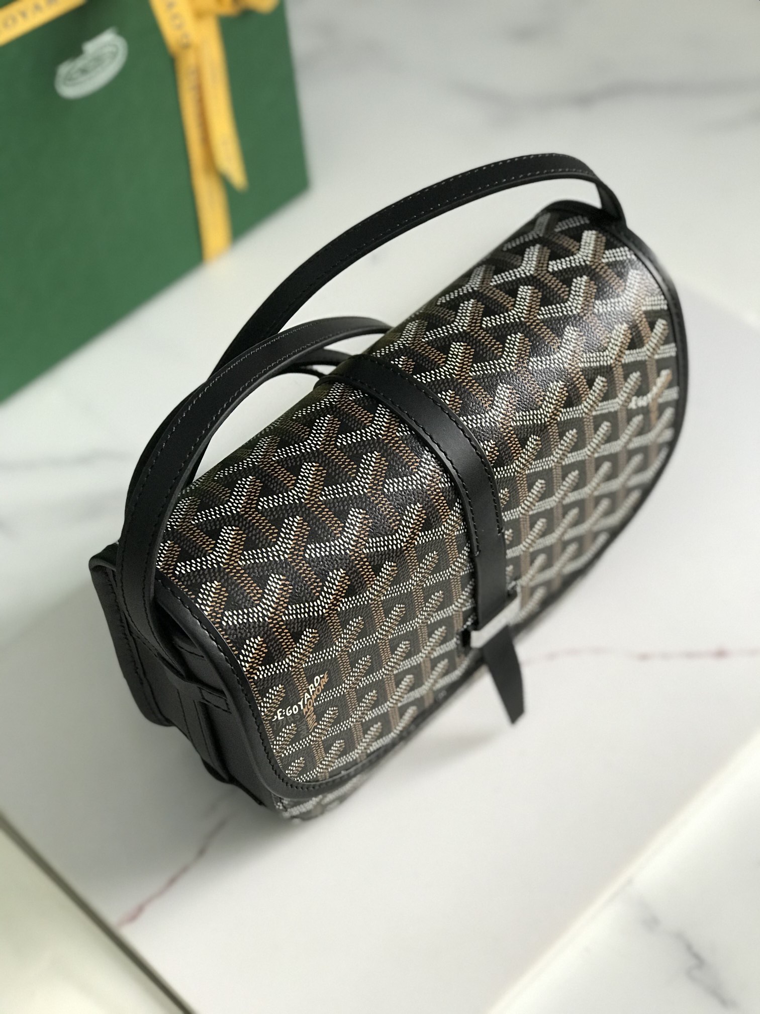 460💝配套原版包装甲丝带
🤩𝐆𝐨𝐲𝐚𝐫𝐝☻全新推出的Goyard Belvédère 二代
❤️Belvédère包最经典的特质：简约优雅，轻便实用。单狭带扣流畅地穿过金属环，开关自如；皮质镶边以线条的方式凸显出包身轮廓，翻盖的皮质内衬亦使包的廓形更为立体。Belvédère 2包内置三个口袋，可妥善收纳日常必需品，并设有可调节肩带，能作为斜挎包或单肩包使用。其巧妙的设计是Goyard传统工艺的全新演绎，同时亦展现了极致简约风格与体育时尚精神👻
面料采用以亚麻、大麻纤维以及棉为主要成分的加厚雨露麻☑️对版定制光面皮☑️全钢五金☑️对版针数☑️
尺寸：小号21*16*6Cm
🔎020198