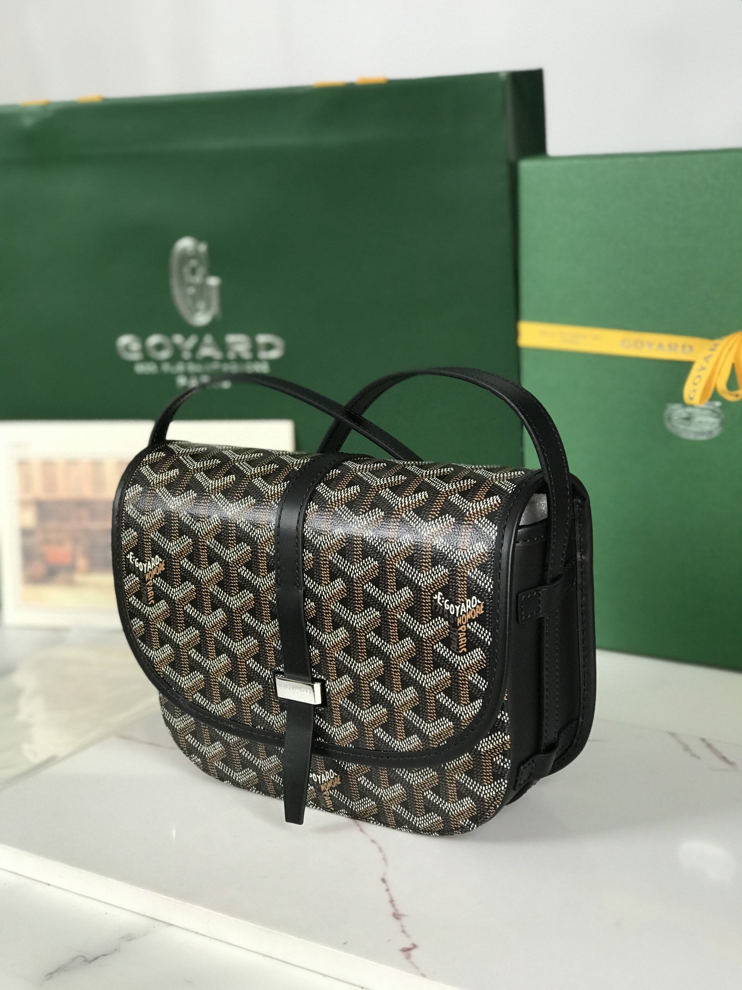 460💝配套原版包装甲丝带
🤩𝐆𝐨𝐲𝐚𝐫𝐝☻全新推出的Goyard Belvédère 二代
❤️Belvédère包最经典的特质：简约优雅，轻便实用。单狭带扣流畅地穿过金属环，开关自如；皮质镶边以线条的方式凸显出包身轮廓，翻盖的皮质内衬亦使包的廓形更为立体。Belvédère 2包内置三个口袋，可妥善收纳日常必需品，并设有可调节肩带，能作为斜挎包或单肩包使用。其巧妙的设计是Goyard传统工艺的全新演绎，同时亦展现了极致简约风格与体育时尚精神👻
面料采用以亚麻、大麻纤维以及棉为主要成分的加厚雨露麻☑️对版定制光面皮☑️全钢五金☑️对版针数☑️
尺寸：小号21*16*6Cm
🔎020198