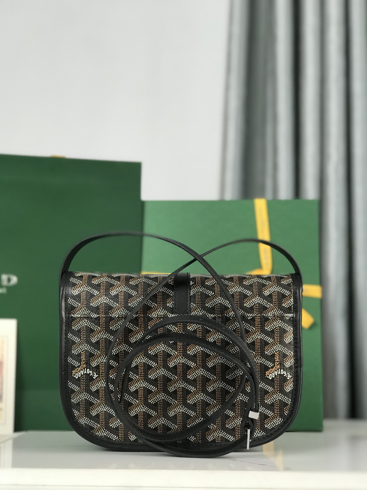 460💝配套原版包装甲丝带
🤩𝐆𝐨𝐲𝐚𝐫𝐝☻全新推出的Goyard Belvédère 二代
❤️Belvédère包最经典的特质：简约优雅，轻便实用。单狭带扣流畅地穿过金属环，开关自如；皮质镶边以线条的方式凸显出包身轮廓，翻盖的皮质内衬亦使包的廓形更为立体。Belvédère 2包内置三个口袋，可妥善收纳日常必需品，并设有可调节肩带，能作为斜挎包或单肩包使用。其巧妙的设计是Goyard传统工艺的全新演绎，同时亦展现了极致简约风格与体育时尚精神👻
面料采用以亚麻、大麻纤维以及棉为主要成分的加厚雨露麻☑️对版定制光面皮☑️全钢五金☑️对版针数☑️
尺寸：小号21*16*6Cm
🔎020198