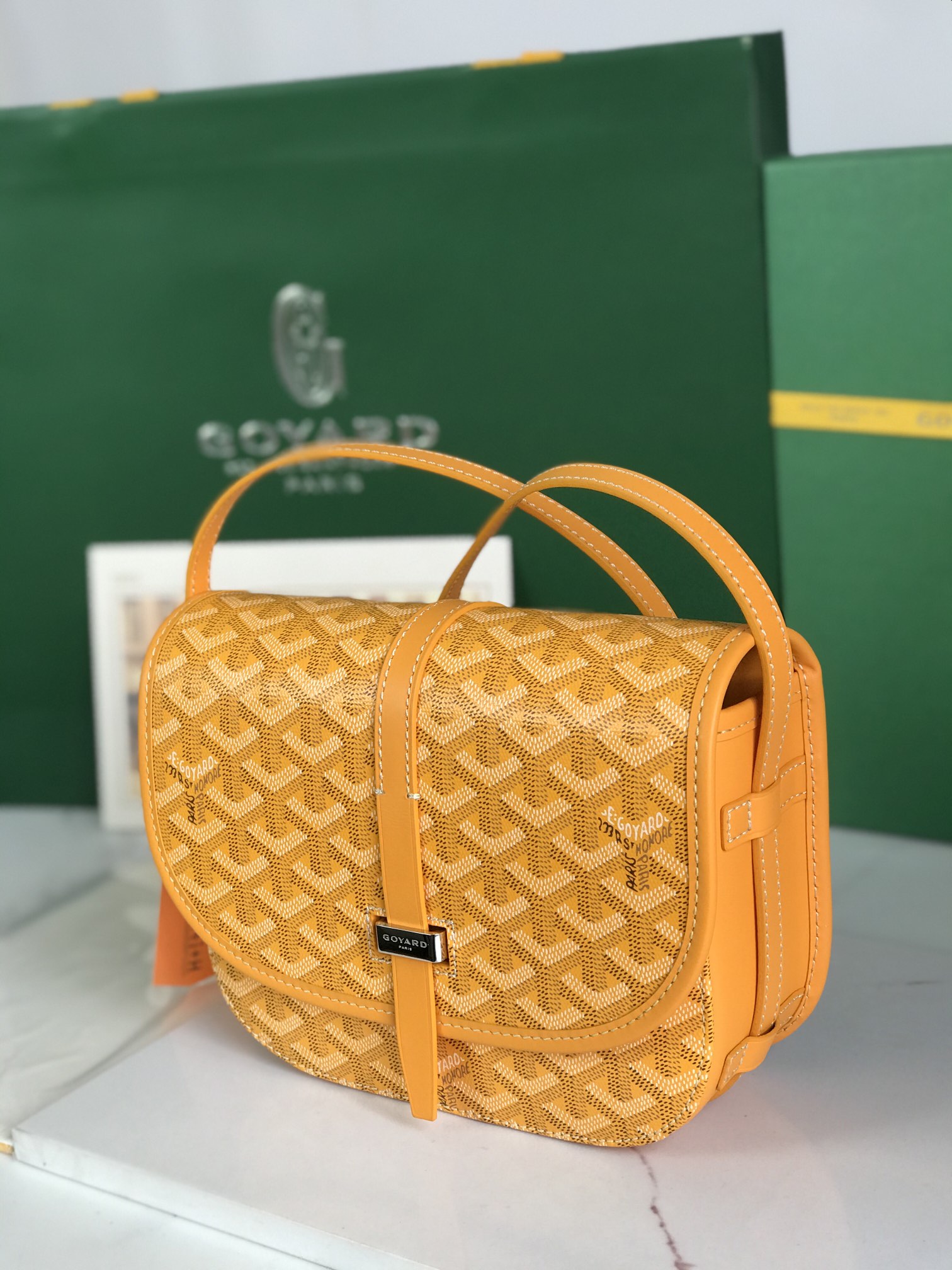 460💝配套原版包装甲丝带
🤩𝐆𝐨𝐲𝐚𝐫𝐝☻全新推出的Goyard Belvédère 二代
❤️Belvédère包最经典的特质：简约优雅，轻便实用。单狭带扣流畅地穿过金属环，开关自如；皮质镶边以线条的方式凸显出包身轮廓，翻盖的皮质内衬亦使包的廓形更为立体。Belvédère 2包内置三个口袋，可妥善收纳日常必需品，并设有可调节肩带，能作为斜挎包或单肩包使用。其巧妙的设计是Goyard传统工艺的全新演绎，同时亦展现了极致简约风格与体育时尚精神👻
面料采用以亚麻、大麻纤维以及棉为主要成分的加厚雨露麻☑️对版定制光面皮☑️全钢五金☑️对版针数☑️
尺寸：小号21*16*6Cm
🔎020198