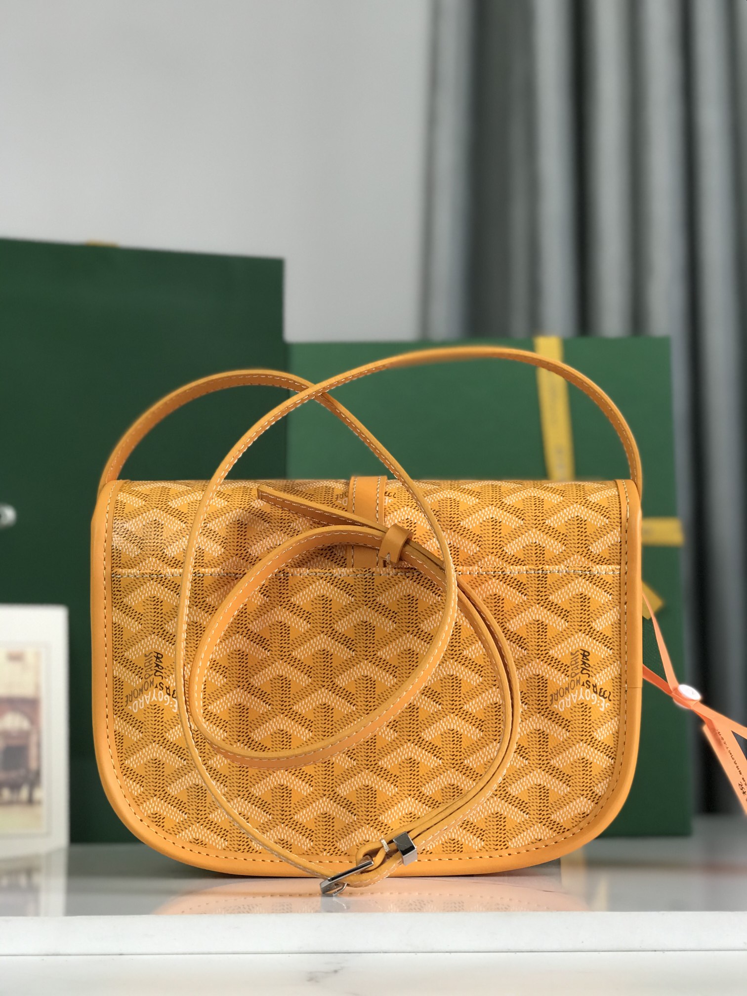 460💝配套原版包装甲丝带
🤩𝐆𝐨𝐲𝐚𝐫𝐝☻全新推出的Goyard Belvédère 二代
❤️Belvédère包最经典的特质：简约优雅，轻便实用。单狭带扣流畅地穿过金属环，开关自如；皮质镶边以线条的方式凸显出包身轮廓，翻盖的皮质内衬亦使包的廓形更为立体。Belvédère 2包内置三个口袋，可妥善收纳日常必需品，并设有可调节肩带，能作为斜挎包或单肩包使用。其巧妙的设计是Goyard传统工艺的全新演绎，同时亦展现了极致简约风格与体育时尚精神👻
面料采用以亚麻、大麻纤维以及棉为主要成分的加厚雨露麻☑️对版定制光面皮☑️全钢五金☑️对版针数☑️
尺寸：小号21*16*6Cm
🔎020198