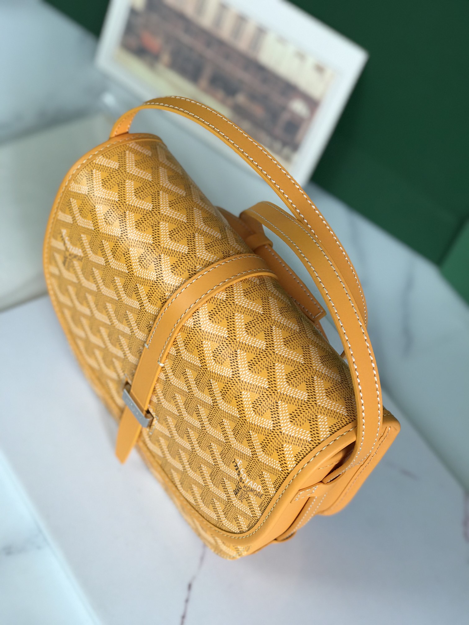 460💝配套原版包装甲丝带
🤩𝐆𝐨𝐲𝐚𝐫𝐝☻全新推出的Goyard Belvédère 二代
❤️Belvédère包最经典的特质：简约优雅，轻便实用。单狭带扣流畅地穿过金属环，开关自如；皮质镶边以线条的方式凸显出包身轮廓，翻盖的皮质内衬亦使包的廓形更为立体。Belvédère 2包内置三个口袋，可妥善收纳日常必需品，并设有可调节肩带，能作为斜挎包或单肩包使用。其巧妙的设计是Goyard传统工艺的全新演绎，同时亦展现了极致简约风格与体育时尚精神👻
面料采用以亚麻、大麻纤维以及棉为主要成分的加厚雨露麻☑️对版定制光面皮☑️全钢五金☑️对版针数☑️
尺寸：小号21*16*6Cm
🔎020198