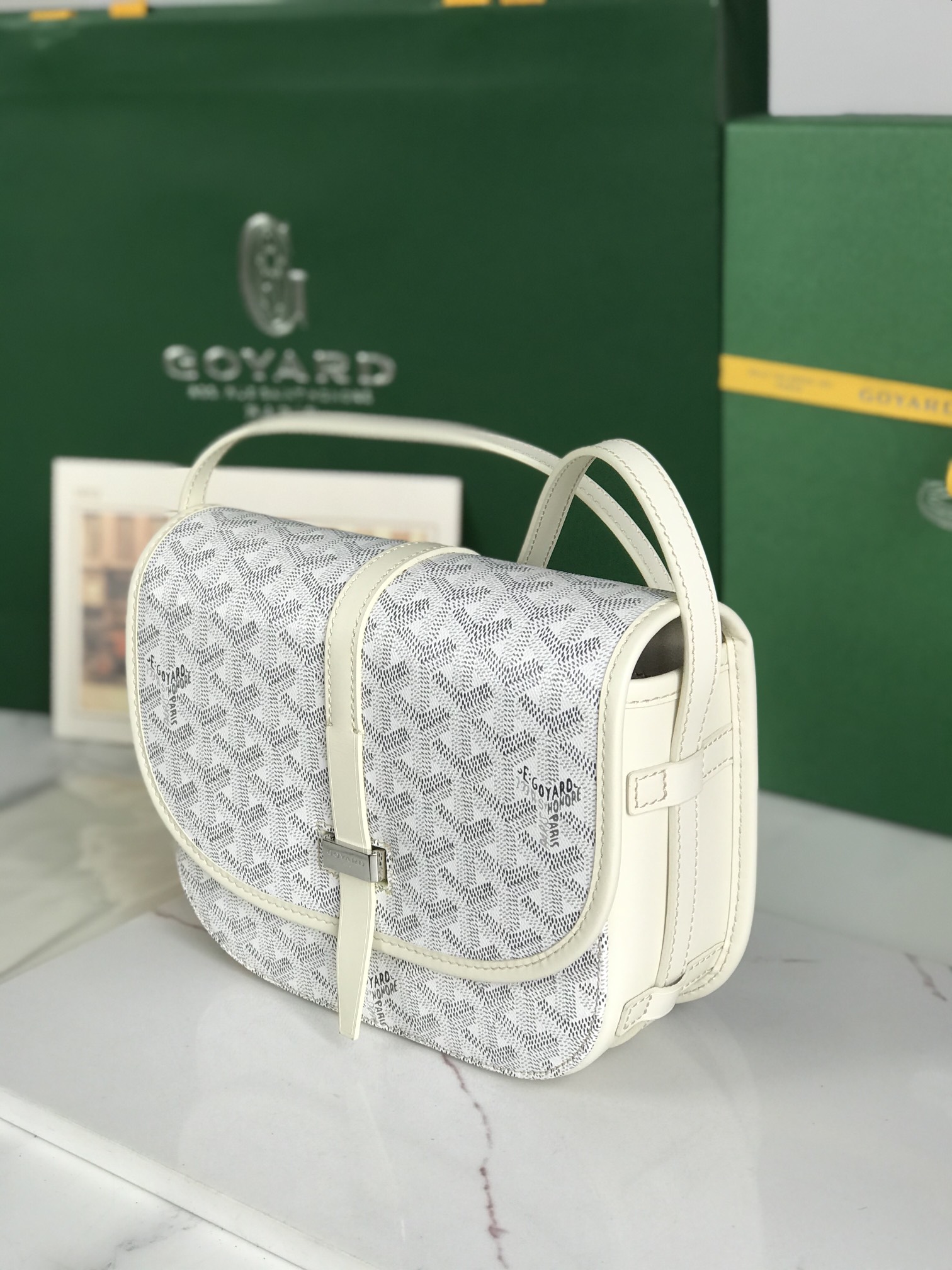 460💝配套原版包装甲丝带
🤩𝐆𝐨𝐲𝐚𝐫𝐝☻全新推出的Goyard Belvédère 二代
❤️Belvédère包最经典的特质：简约优雅，轻便实用。单狭带扣流畅地穿过金属环，开关自如；皮质镶边以线条的方式凸显出包身轮廓，翻盖的皮质内衬亦使包的廓形更为立体。Belvédère 2包内置三个口袋，可妥善收纳日常必需品，并设有可调节肩带，能作为斜挎包或单肩包使用。其巧妙的设计是Goyard传统工艺的全新演绎，同时亦展现了极致简约风格与体育时尚精神👻
面料采用以亚麻、大麻纤维以及棉为主要成分的加厚雨露麻☑️对版定制光面皮☑️全钢五金☑️对版针数☑️
尺寸：小号21*16*6Cm
🔎020198