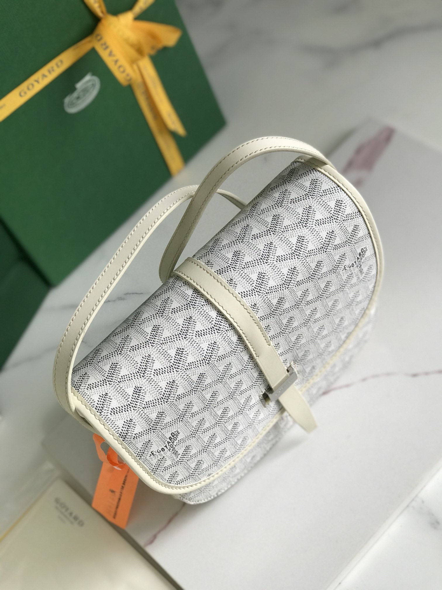 460💝配套原版包装甲丝带
🤩𝐆𝐨𝐲𝐚𝐫𝐝☻全新推出的Goyard Belvédère 二代
❤️Belvédère包最经典的特质：简约优雅，轻便实用。单狭带扣流畅地穿过金属环，开关自如；皮质镶边以线条的方式凸显出包身轮廓，翻盖的皮质内衬亦使包的廓形更为立体。Belvédère 2包内置三个口袋，可妥善收纳日常必需品，并设有可调节肩带，能作为斜挎包或单肩包使用。其巧妙的设计是Goyard传统工艺的全新演绎，同时亦展现了极致简约风格与体育时尚精神👻
面料采用以亚麻、大麻纤维以及棉为主要成分的加厚雨露麻☑️对版定制光面皮☑️全钢五金☑️对版针数☑️
尺寸：小号21*16*6Cm
🔎020198