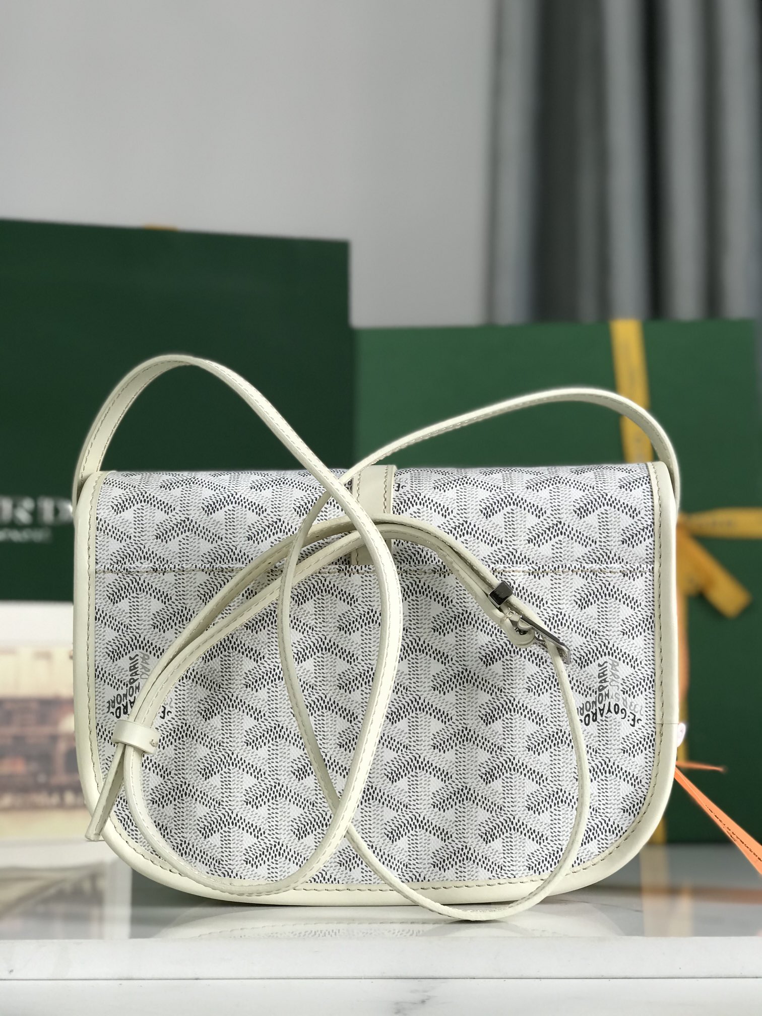 460💝配套原版包装甲丝带
🤩𝐆𝐨𝐲𝐚𝐫𝐝☻全新推出的Goyard Belvédère 二代
❤️Belvédère包最经典的特质：简约优雅，轻便实用。单狭带扣流畅地穿过金属环，开关自如；皮质镶边以线条的方式凸显出包身轮廓，翻盖的皮质内衬亦使包的廓形更为立体。Belvédère 2包内置三个口袋，可妥善收纳日常必需品，并设有可调节肩带，能作为斜挎包或单肩包使用。其巧妙的设计是Goyard传统工艺的全新演绎，同时亦展现了极致简约风格与体育时尚精神👻
面料采用以亚麻、大麻纤维以及棉为主要成分的加厚雨露麻☑️对版定制光面皮☑️全钢五金☑️对版针数☑️
尺寸：小号21*16*6Cm
🔎020198