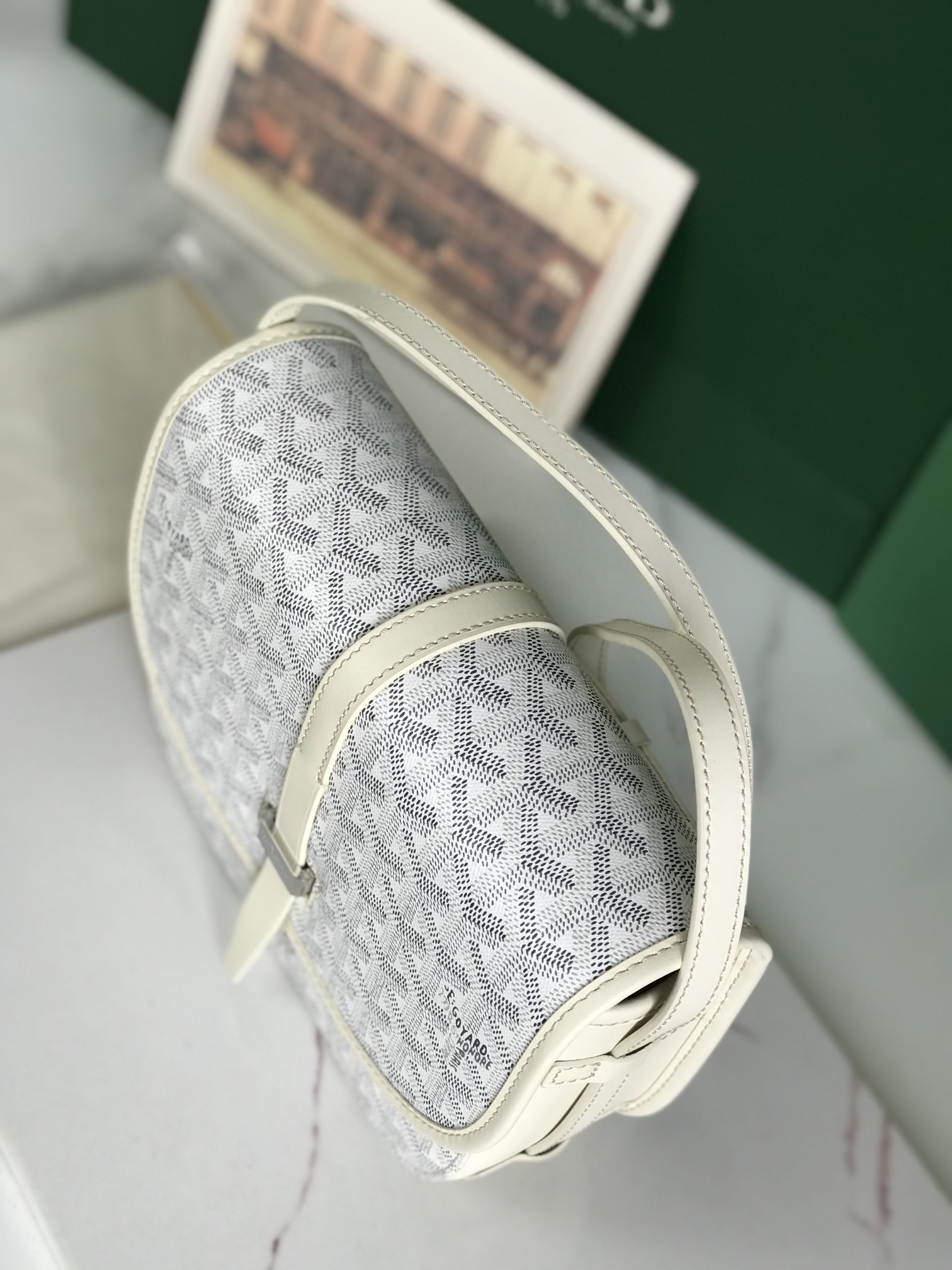 460💝配套原版包装甲丝带
🤩𝐆𝐨𝐲𝐚𝐫𝐝☻全新推出的Goyard Belvédère 二代
❤️Belvédère包最经典的特质：简约优雅，轻便实用。单狭带扣流畅地穿过金属环，开关自如；皮质镶边以线条的方式凸显出包身轮廓，翻盖的皮质内衬亦使包的廓形更为立体。Belvédère 2包内置三个口袋，可妥善收纳日常必需品，并设有可调节肩带，能作为斜挎包或单肩包使用。其巧妙的设计是Goyard传统工艺的全新演绎，同时亦展现了极致简约风格与体育时尚精神👻
面料采用以亚麻、大麻纤维以及棉为主要成分的加厚雨露麻☑️对版定制光面皮☑️全钢五金☑️对版针数☑️
尺寸：小号21*16*6Cm
🔎020198